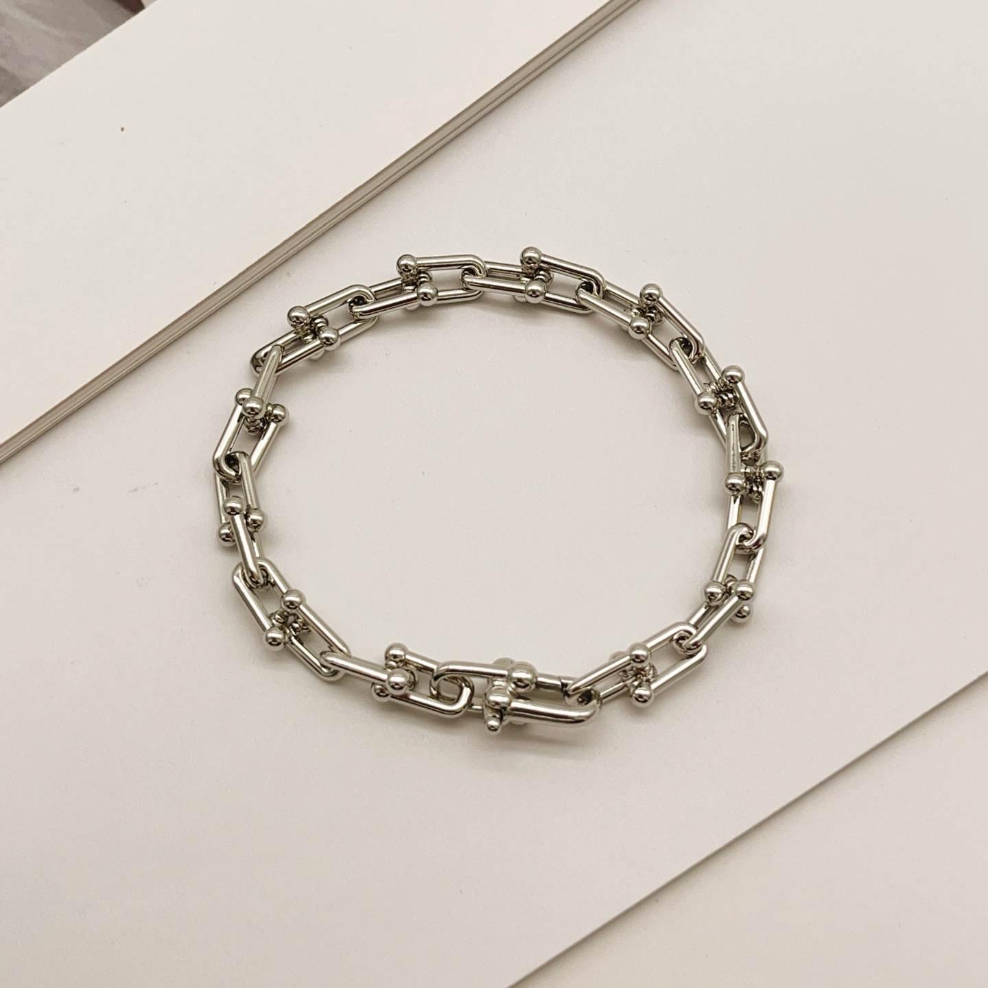 Tiffany & Co. Tiffany*帝芙尼U形银色手链一致ZP黄铜材质，非常的上镜‼ 设计很特别值得入手 高级手工坊系列