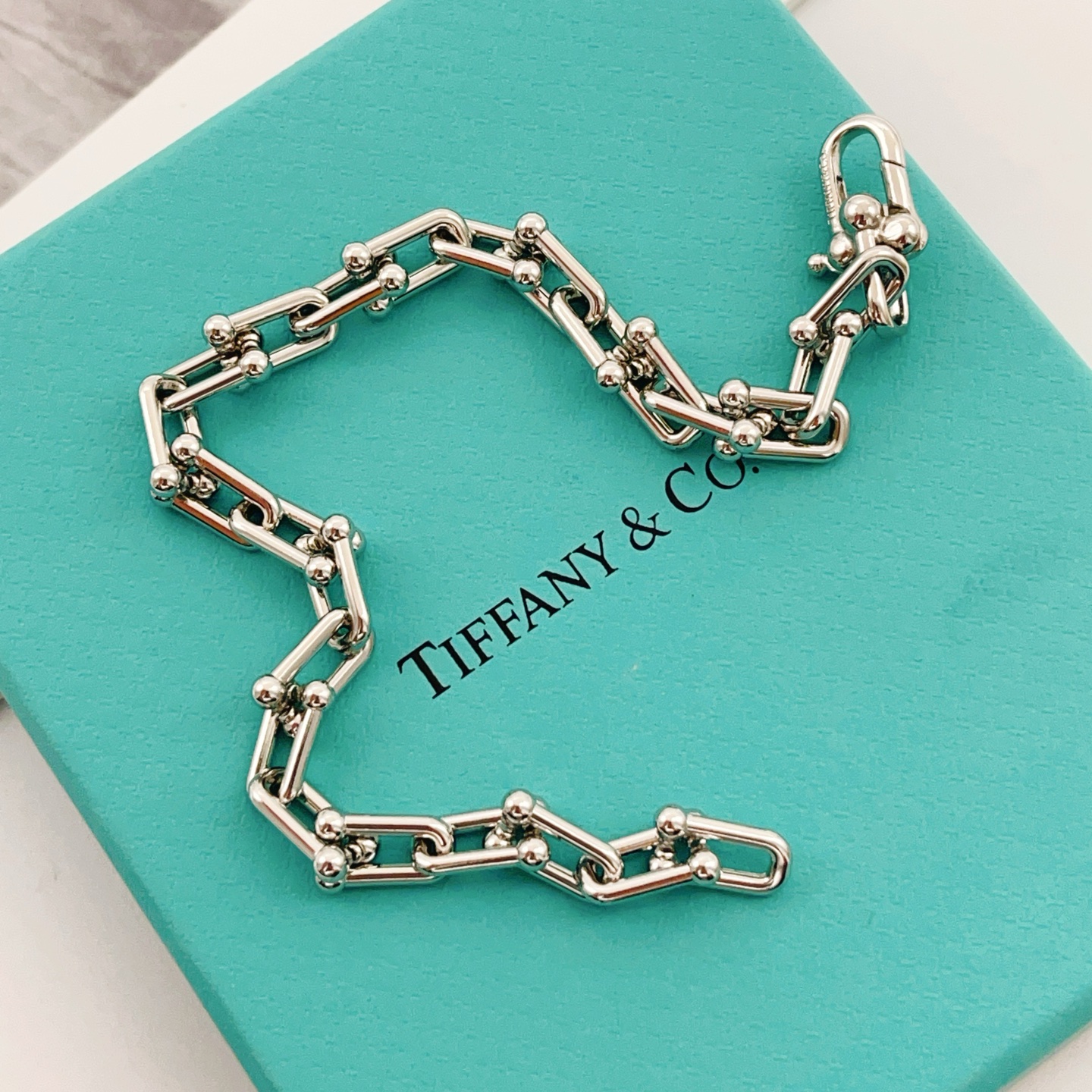 Tiffany & Co. Tiffany*帝芙尼U形银色手链一致ZP黄铜材质，非常的上镜‼ 设计很特别值得入手 高级手工坊系列