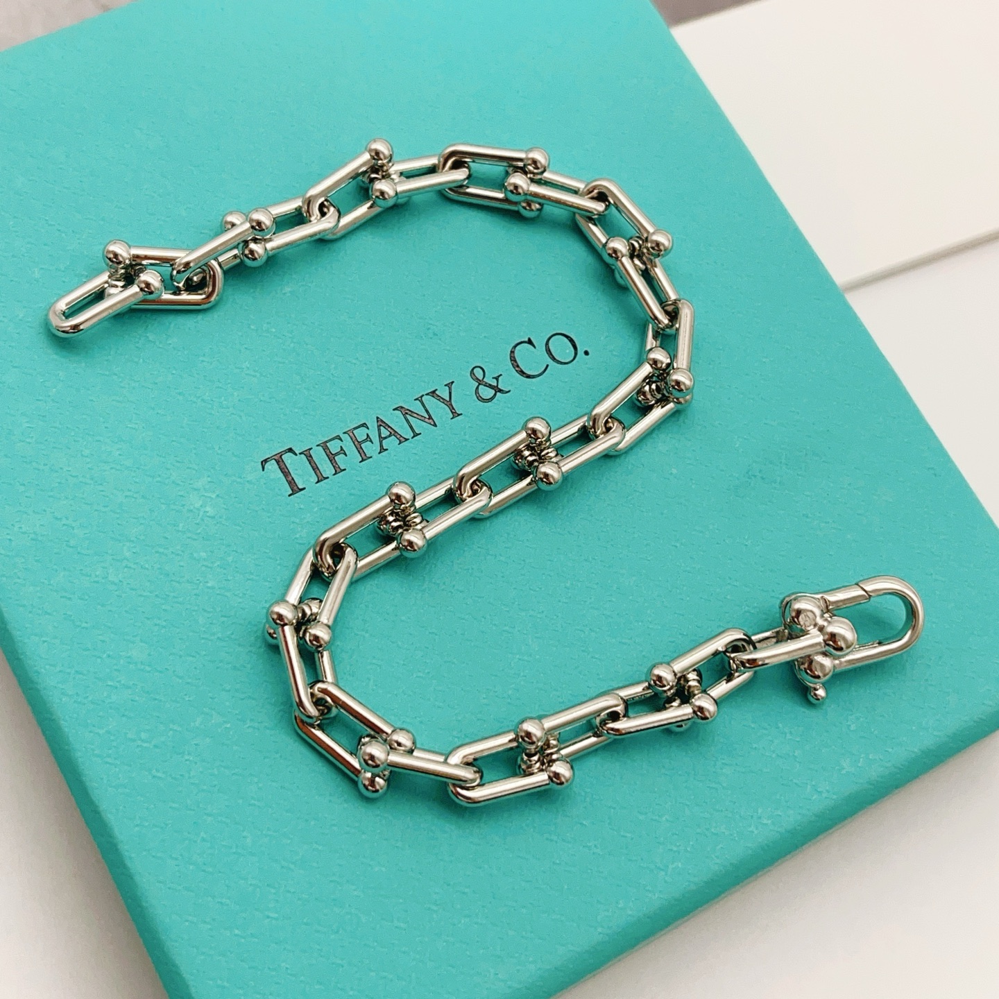 Tiffany & Co. Tiffany*帝芙尼U形银色手链一致ZP黄铜材质，非常的上镜‼ 设计很特别值得入手 高级手工坊系列
