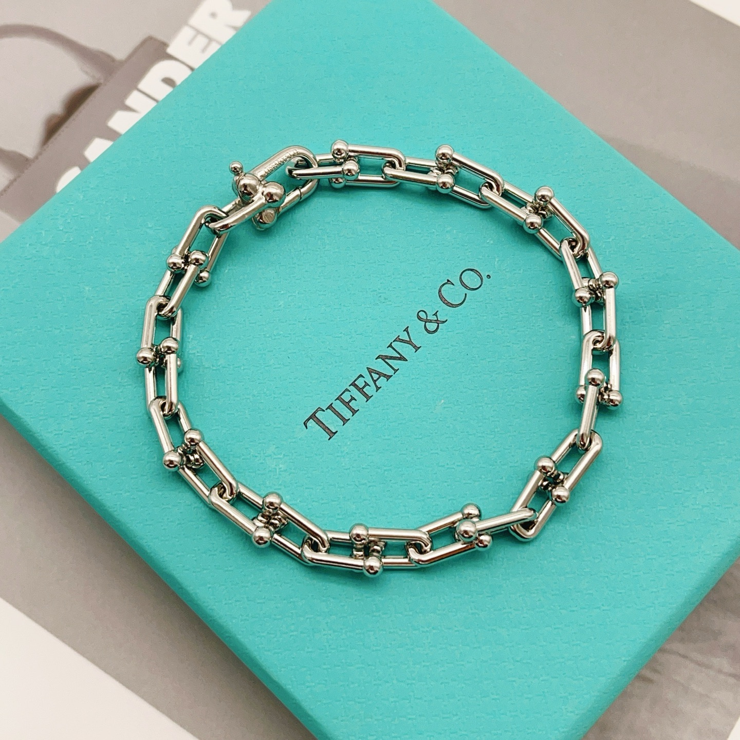 Tiffany & Co. Tiffany*帝芙尼U形银色手链一致ZP黄铜材质，非常的上镜‼ 设计很特别值得入手 高级手工坊系列