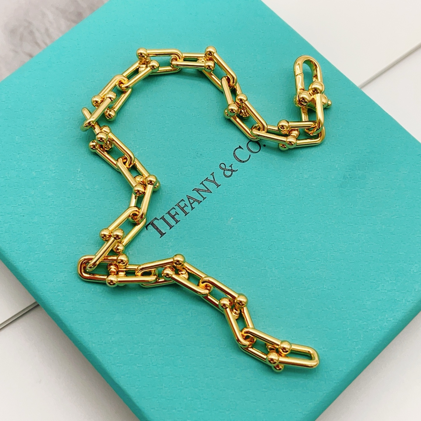 Tiffany & Co. Tiffany*帝芙尼U形金色手链一致ZP黄铜材质，非常的上镜‼ 设计很特别值得入手 高级手工坊系列