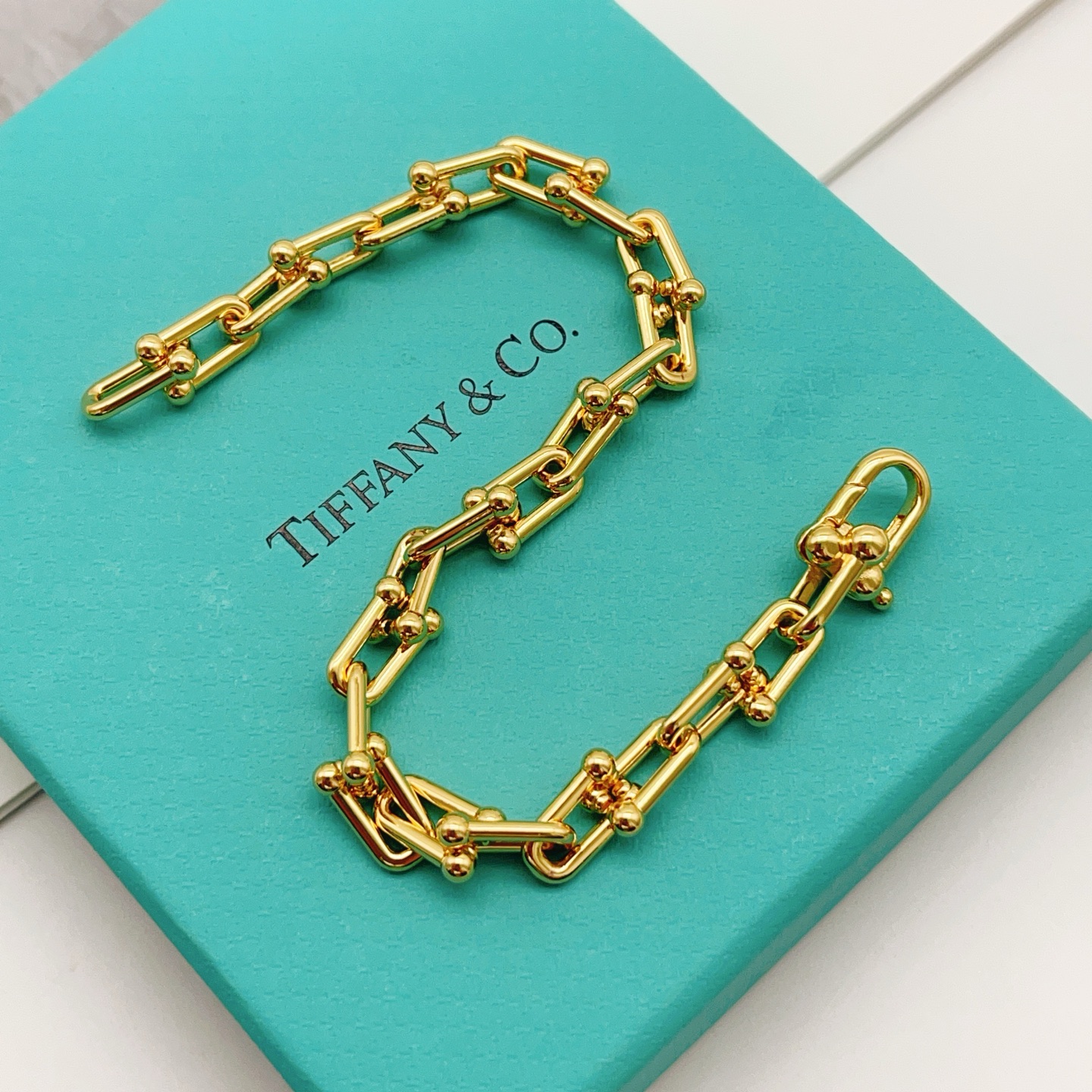 Tiffany & Co. Tiffany*帝芙尼U形金色手链一致ZP黄铜材质，非常的上镜‼ 设计很特别值得入手 高级手工坊系列