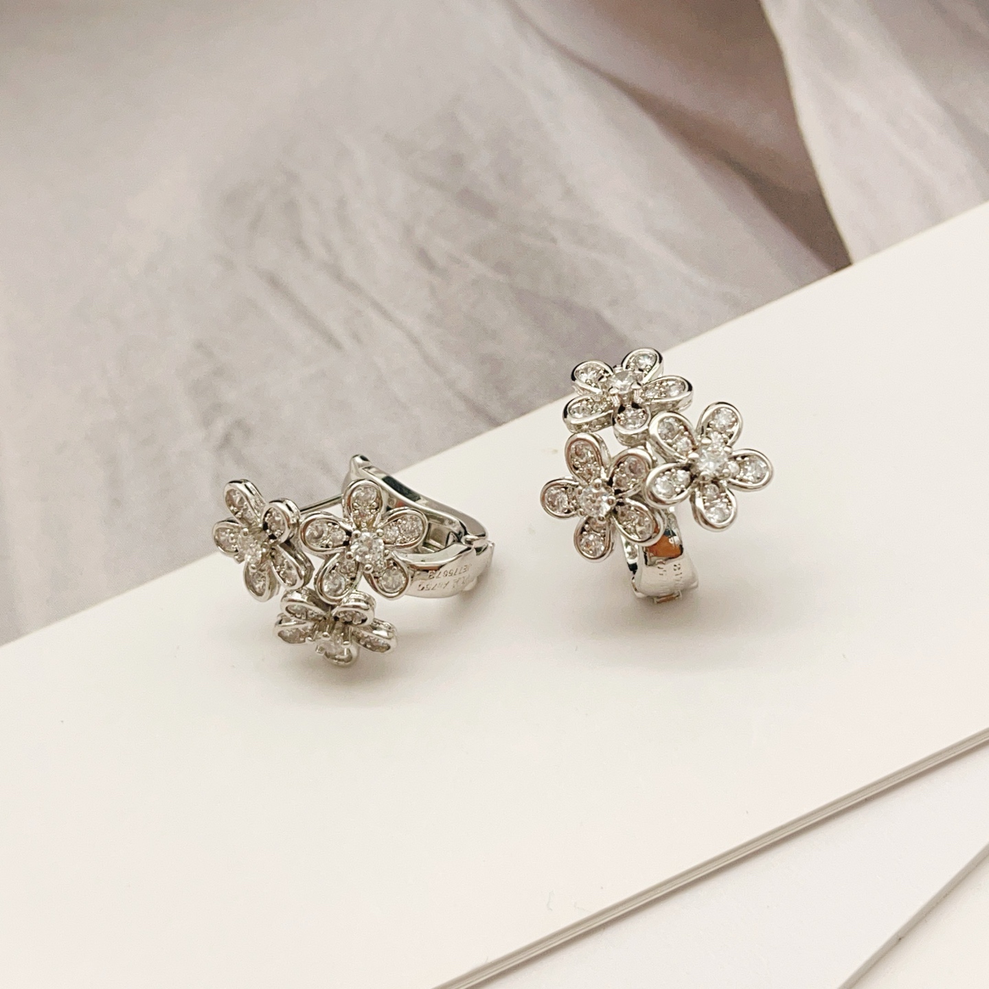【VanCleef*ArPel*银色镶钻三花耳钉】一致官网黄铜材质，非常的上镜‼️设计很特别值得入手。高