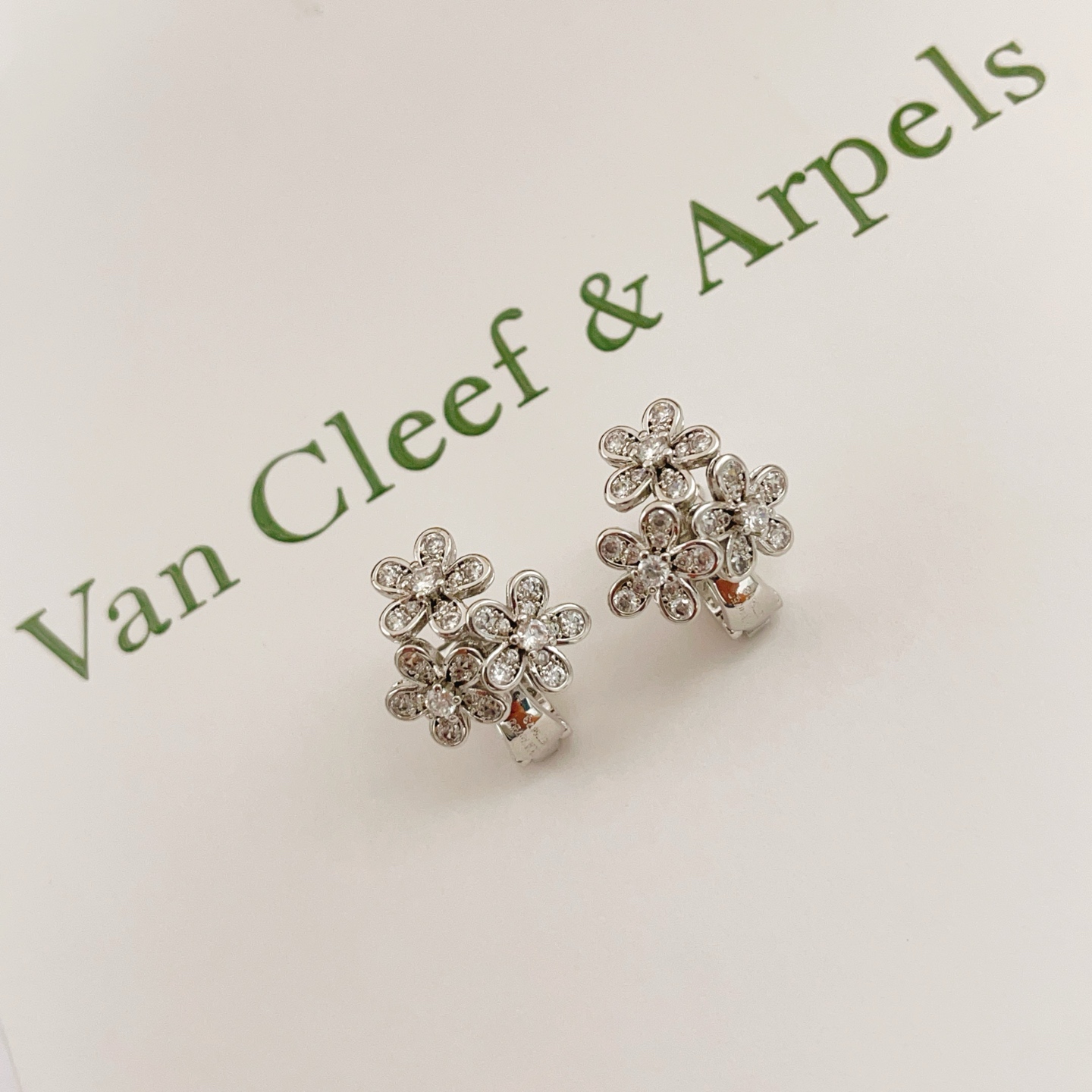 【VanCleef*ArPel*银色镶钻三花耳钉】一致官网黄铜材质，非常的上镜‼️设计很特别值得入手。高