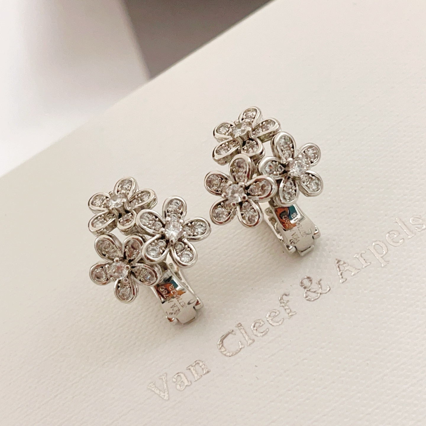 【VanCleef*ArPel*银色镶钻三花耳钉】一致官网黄铜材质，非常的上镜‼️设计很特别值得入手。高