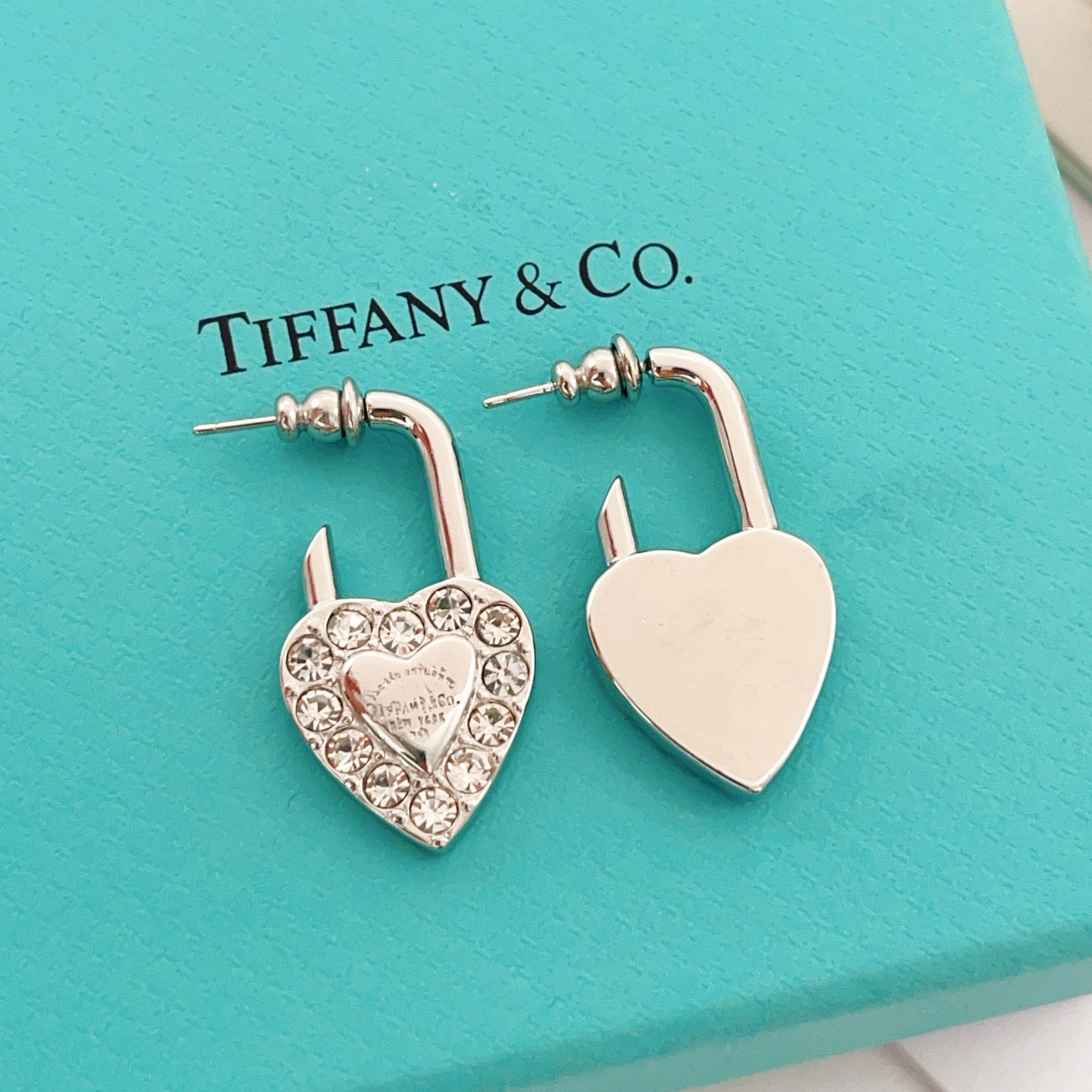 Tiffany & Co. Tiffany*帝芙尼最新款，非常的上镜‼ 设计很特别值得入手 高级手工坊系列