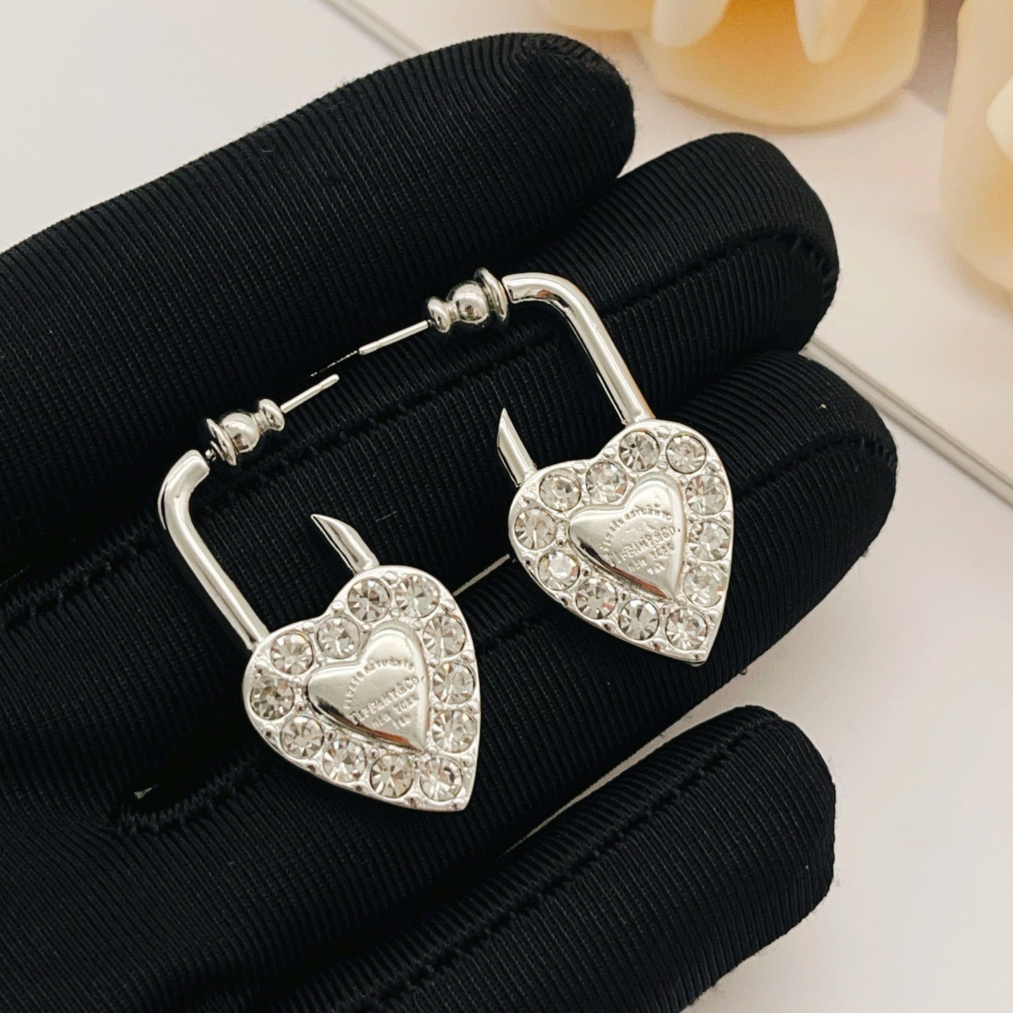 Tiffany & Co. Tiffany*帝芙尼最新款，非常的上镜‼ 设计很特别值得入手 高级手工坊系列