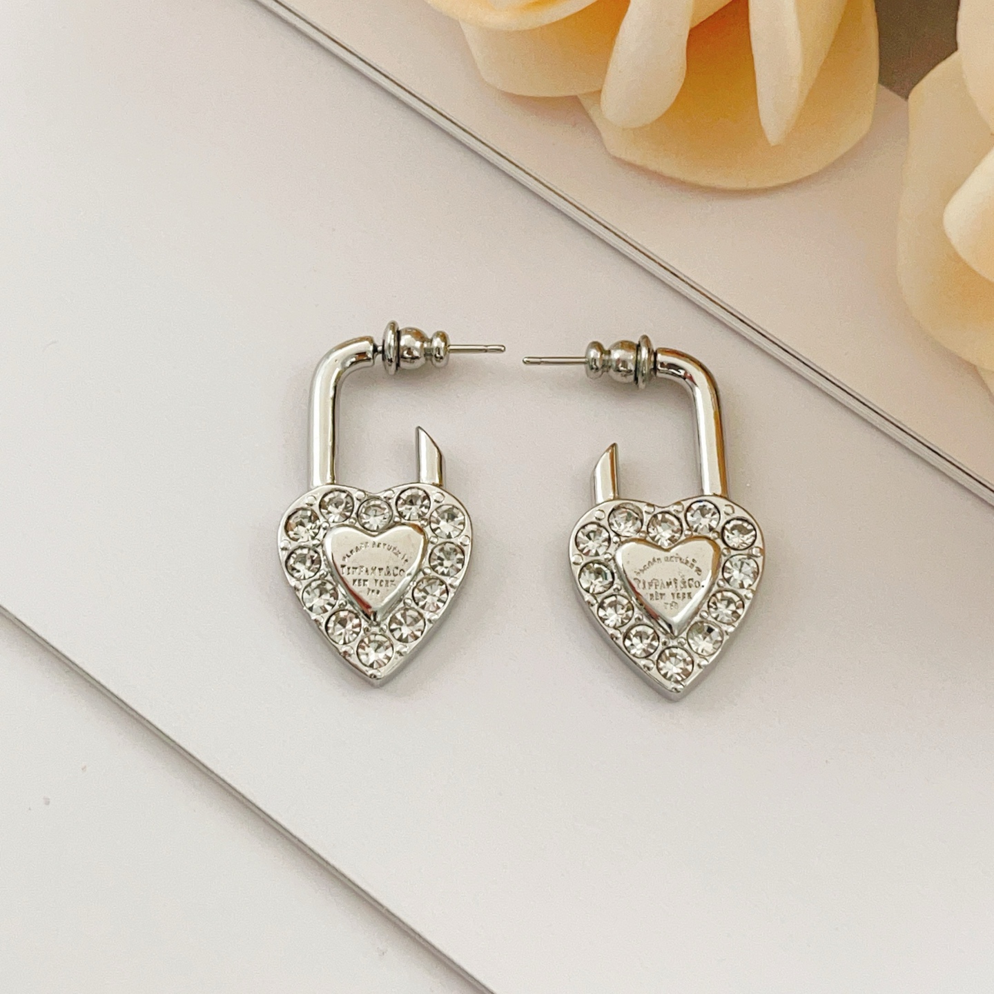 Tiffany & Co. Tiffany*帝芙尼最新款，非常的上镜‼ 设计很特别值得入手 高级手工坊系列
