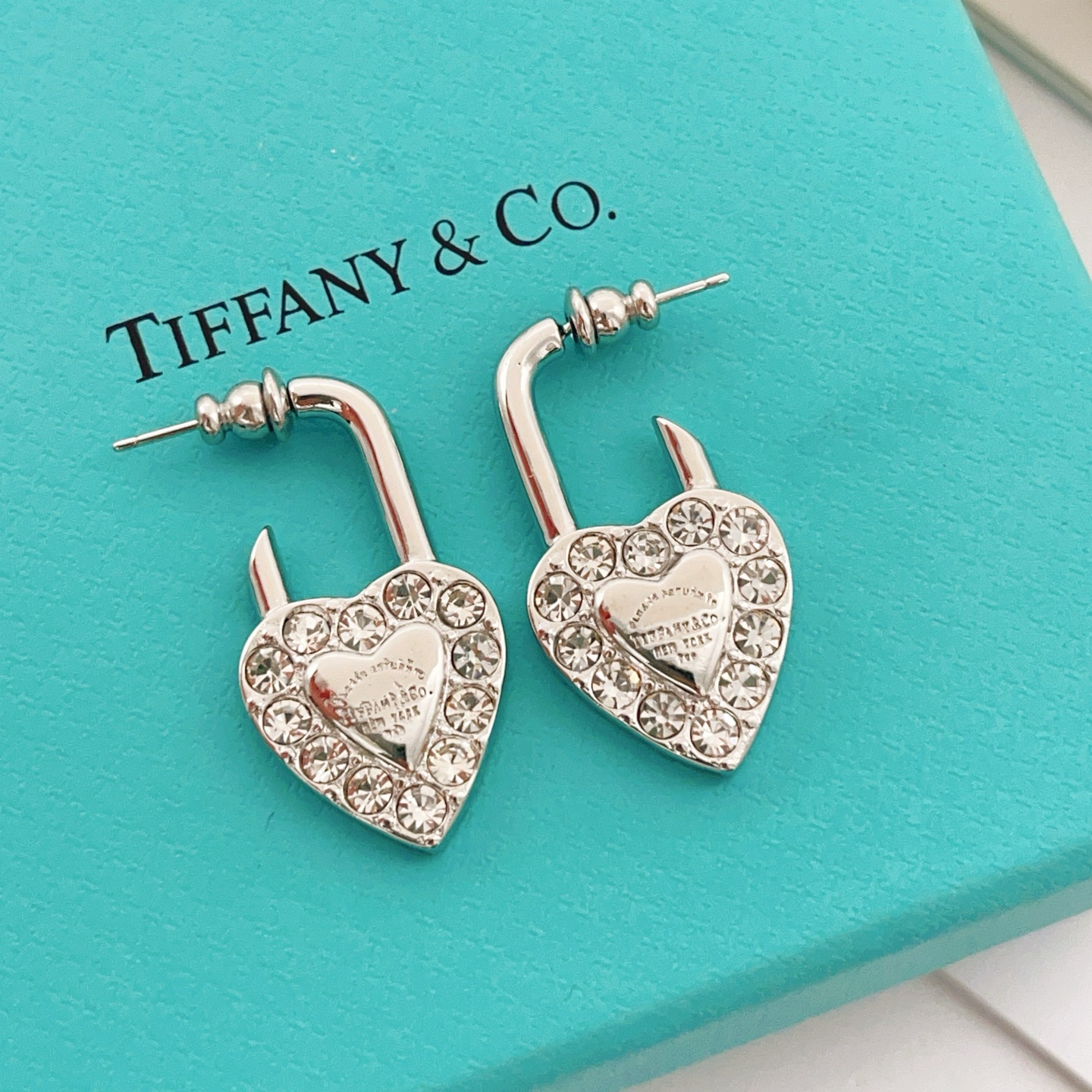 Tiffany & Co. Tiffany*帝芙尼最新款，非常的上镜‼ 设计很特别值得入手 高级手工坊系列