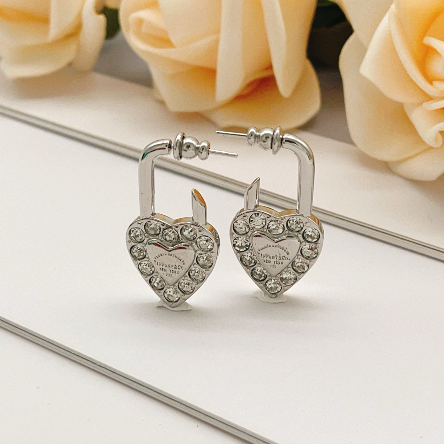 Tiffany & Co. Tiffany*帝芙尼最新款，非常的上镜‼ 设计很特别值得入手 高级手工坊系列