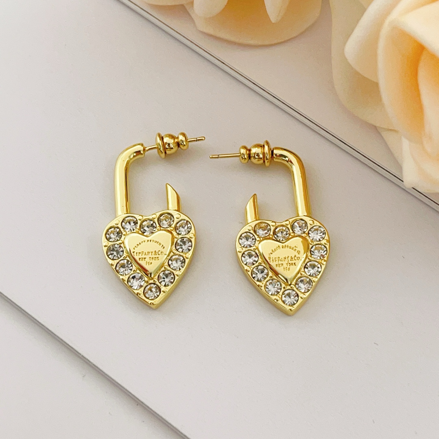 Tiffany & Co. Tiffany*帝芙尼最新款，非常的上镜‼ 设计很特别值得入手 高级手工坊系列