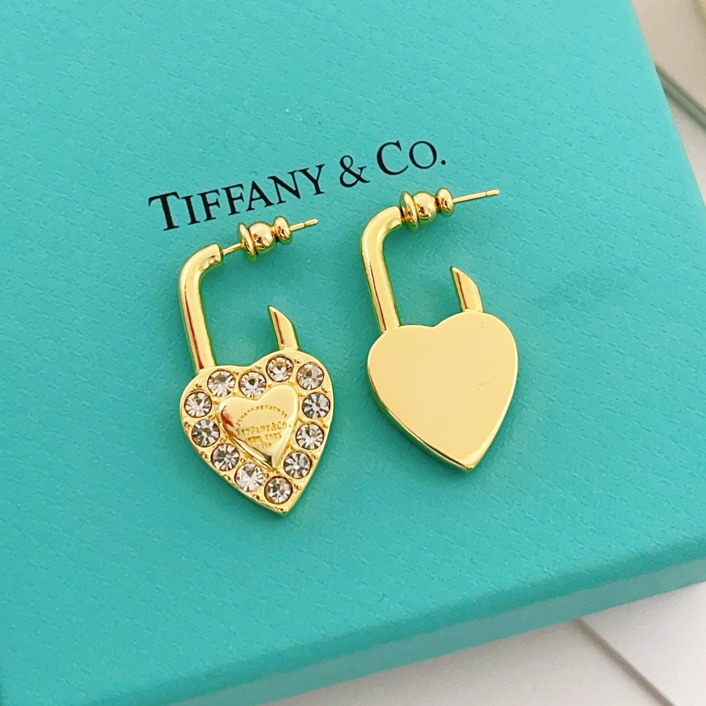 Tiffany & Co. Tiffany*帝芙尼最新款，非常的上镜‼ 设计很特别值得入手 高级手工坊系列