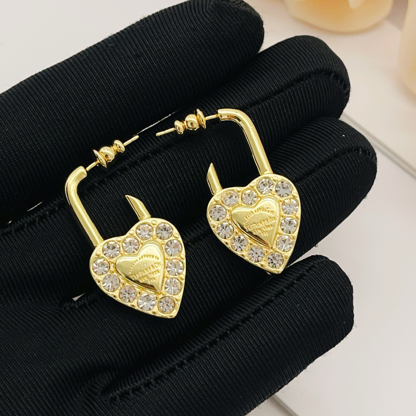 Tiffany & Co. Tiffany*帝芙尼最新款，非常的上镜‼ 设计很特别值得入手 高级手工坊系列