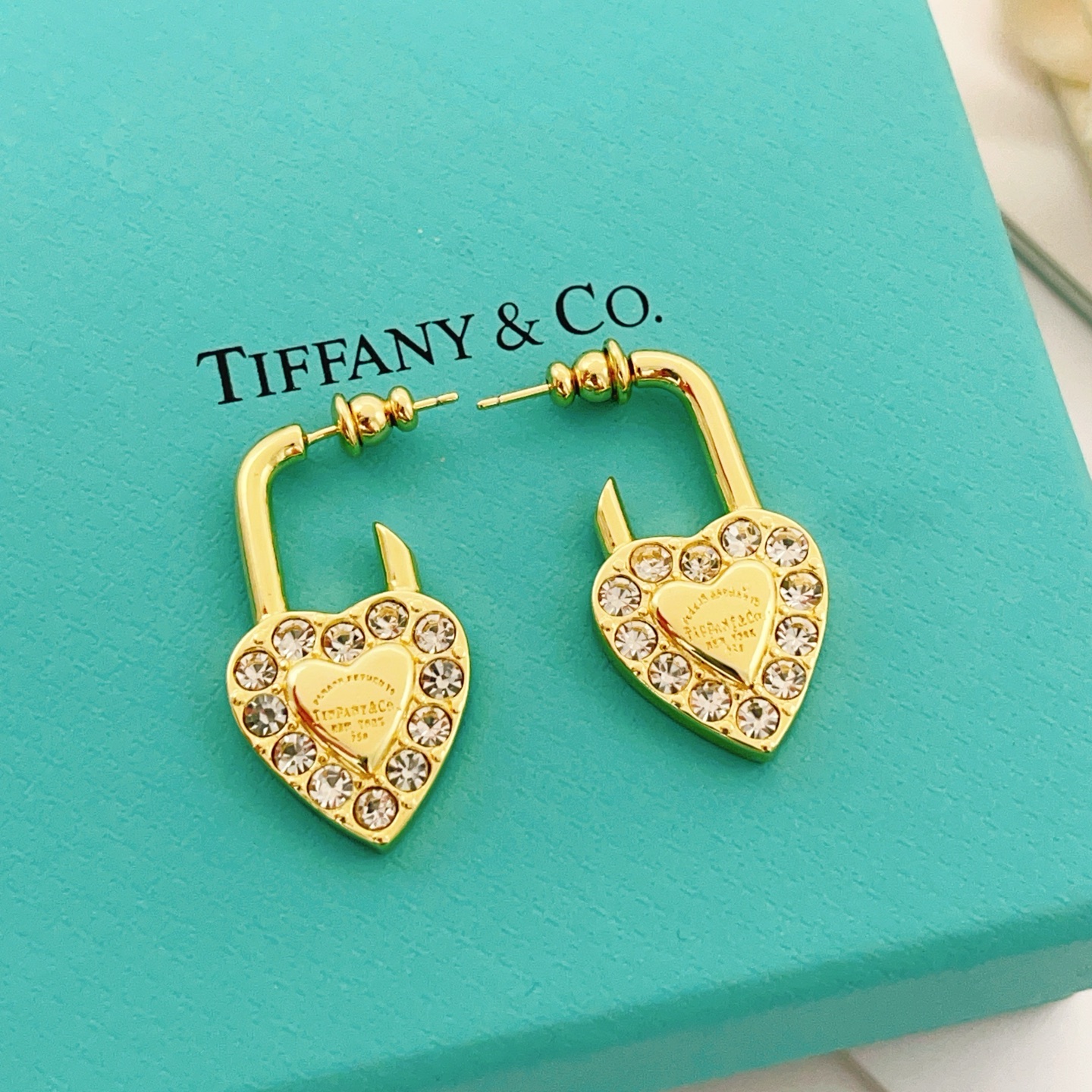 Tiffany & Co. Tiffany*帝芙尼最新款，非常的上镜‼ 设计很特别值得入手 高级手工坊系列