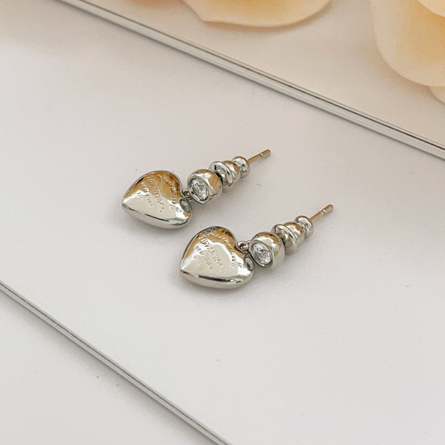Tiffany & Co. Tiffany*帝芙尼最新款，非常的上镜‼ 设计很特别值得入手 高级手工坊系列