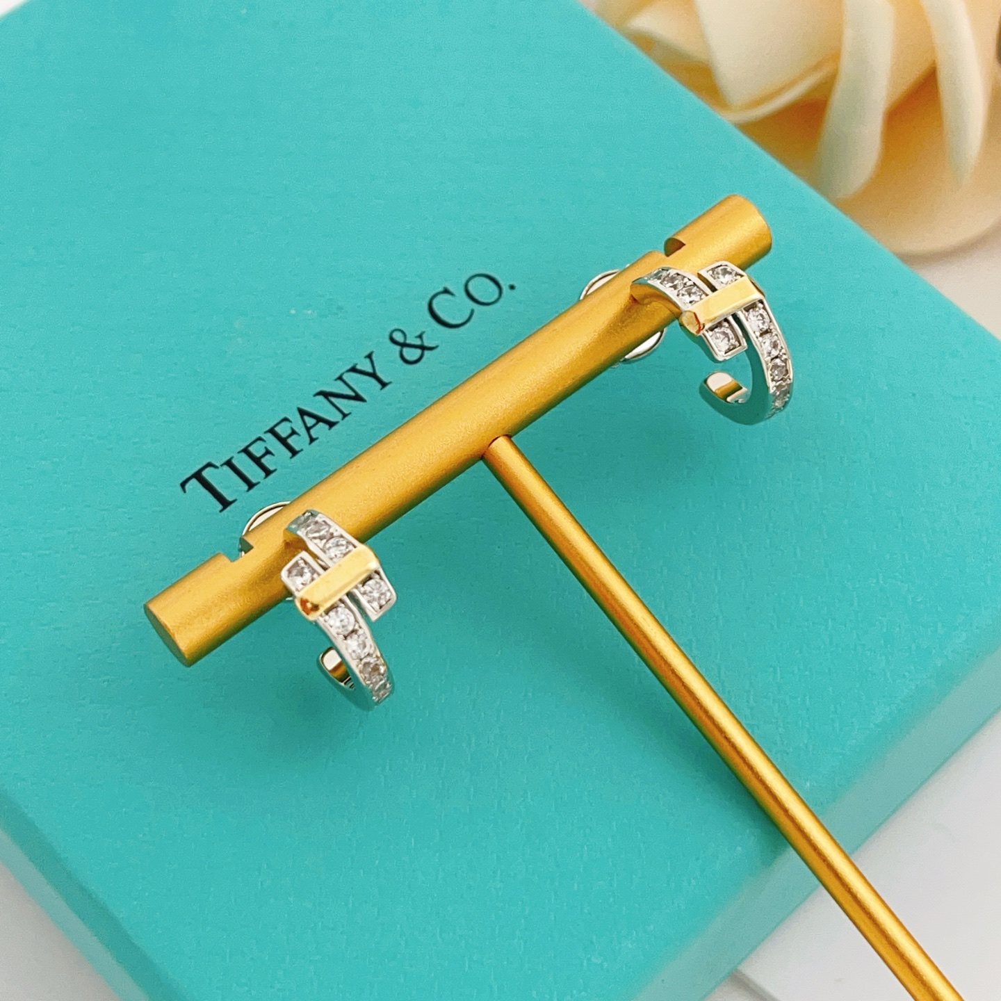 Tiffany & Co. Tiffany*帝芙尼最新款，非常的上镜‼ 设计很特别值得入手 高级手工坊系列