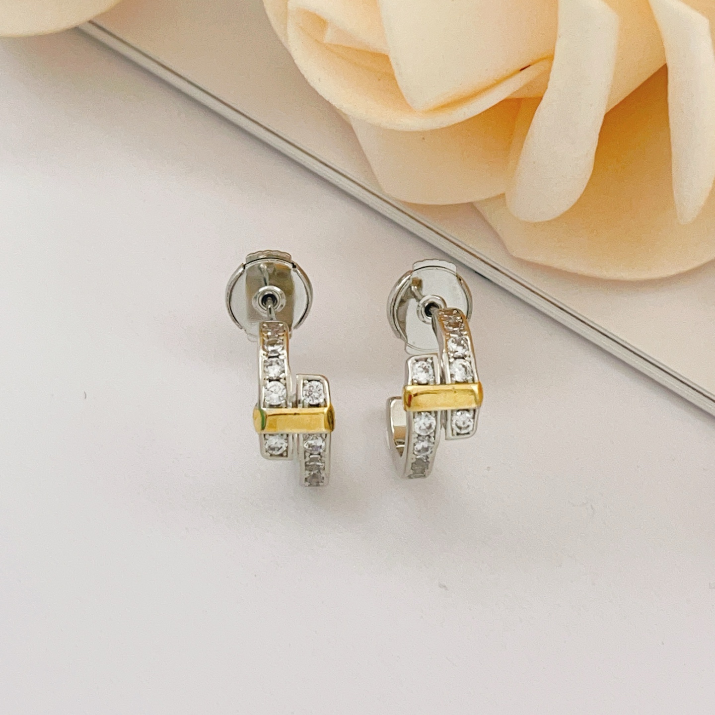 Tiffany & Co. Tiffany*帝芙尼最新款，非常的上镜‼ 设计很特别值得入手 高级手工坊系列