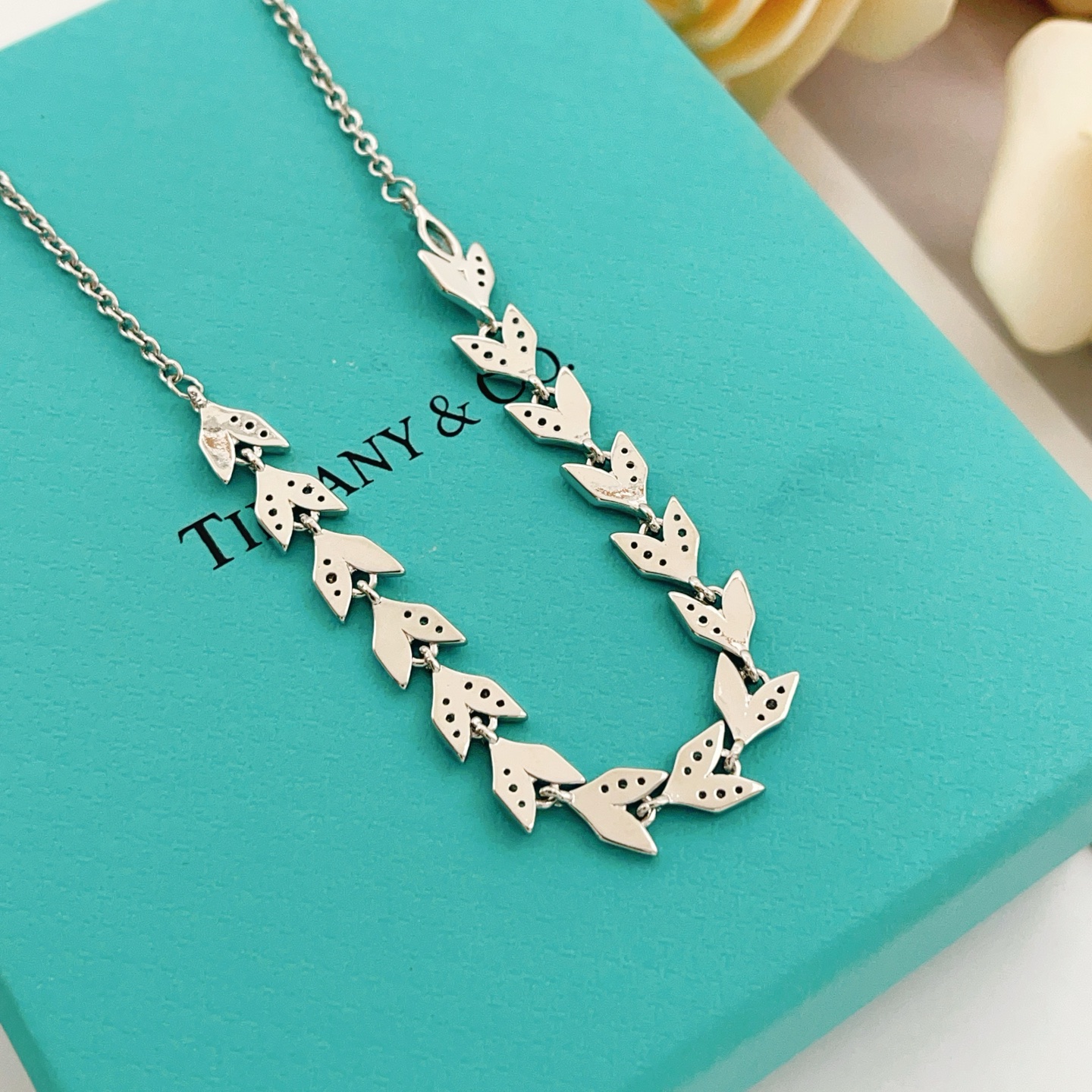Tiffany & Co. Tiffany*帝芙尼最新款，非常的上镜‼ 设计很特别值得入手 高级手工坊系列