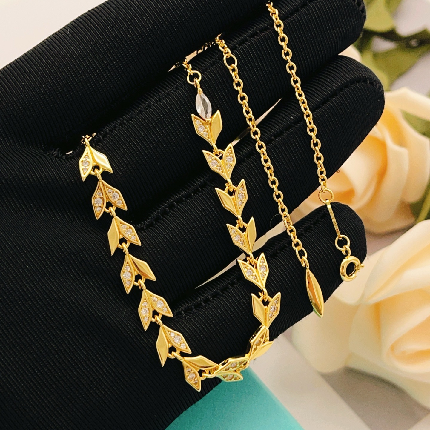 Tiffany & Co. Tiffany*帝芙尼最新款，非常的上镜‼ 设计很特别值得入手 高级手工坊系列