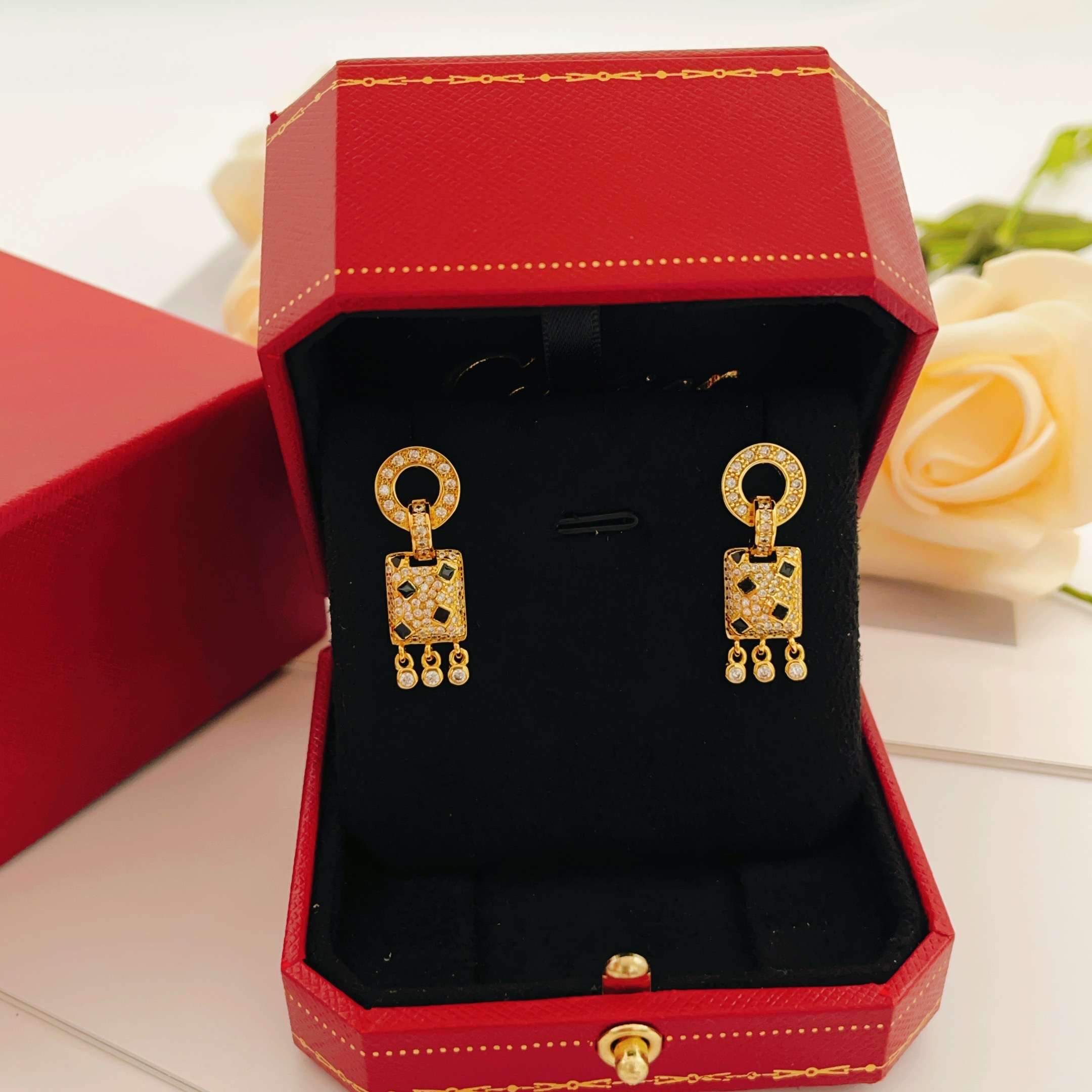 Cartier Cartie*最新款，非常的上镜‼ 设计很特别值得入手 高级手工坊系列