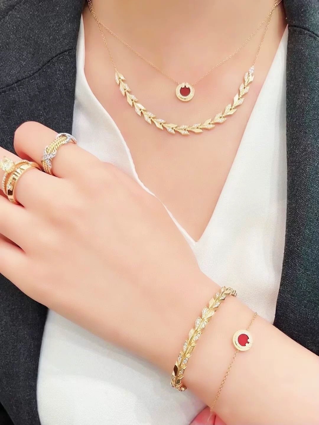 Tiffany & Co. Tiffany*帝芙尼最新款，非常的上镜‼ 设计很特别值得入手 高级手工坊系列