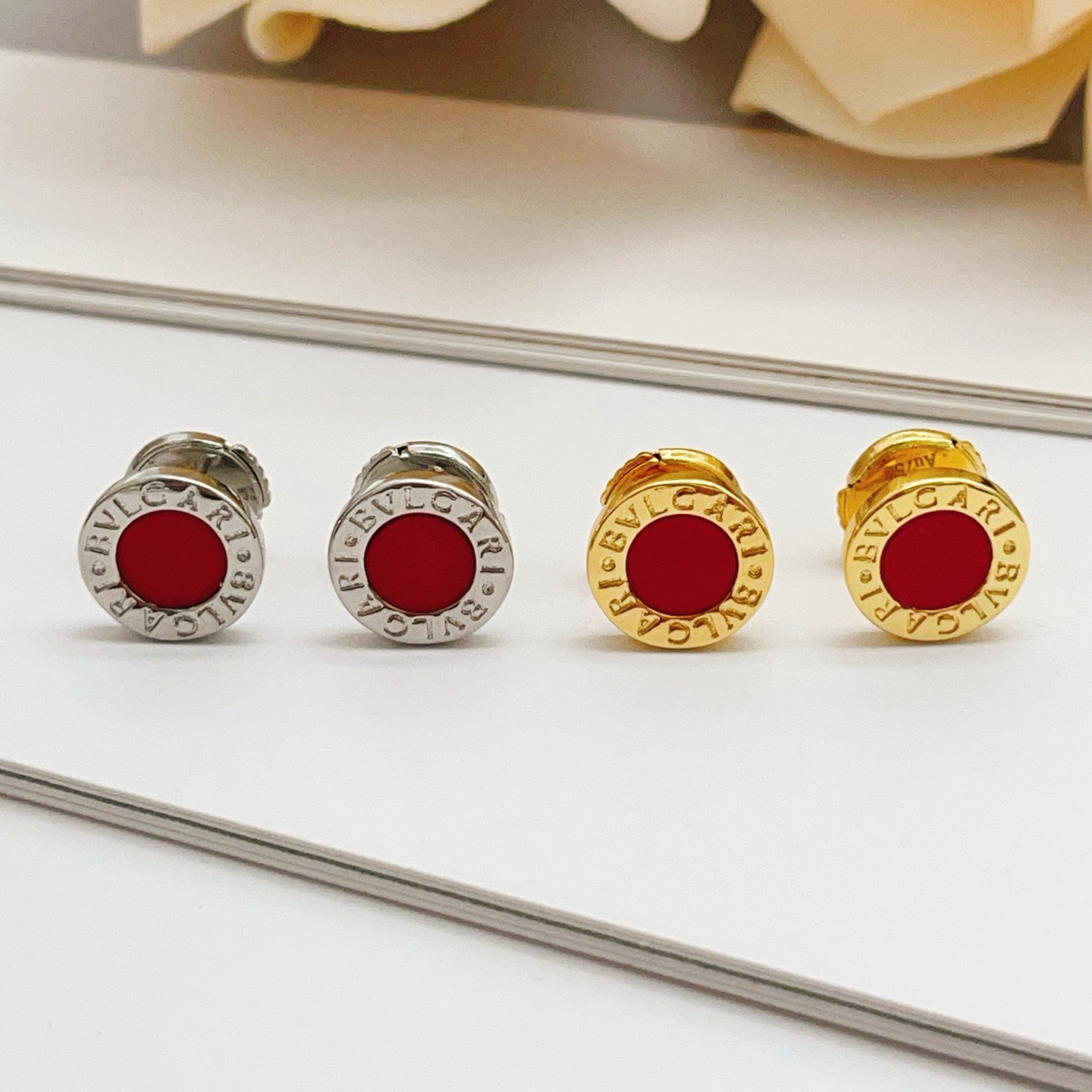 【BVLGARI最新款🆕🆕金色红陶瓷圆饼耳钉】一致官网黄铜材质，非常的上镜‼️设计很特别值得入手。高级手