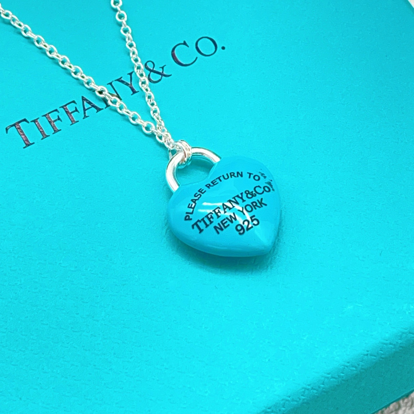 【Tiffany*帝芙尼蓝色爱心银项链】一致官网黄铜材质，非常的上镜‼️设计很特别值得入手。高级手工坊系