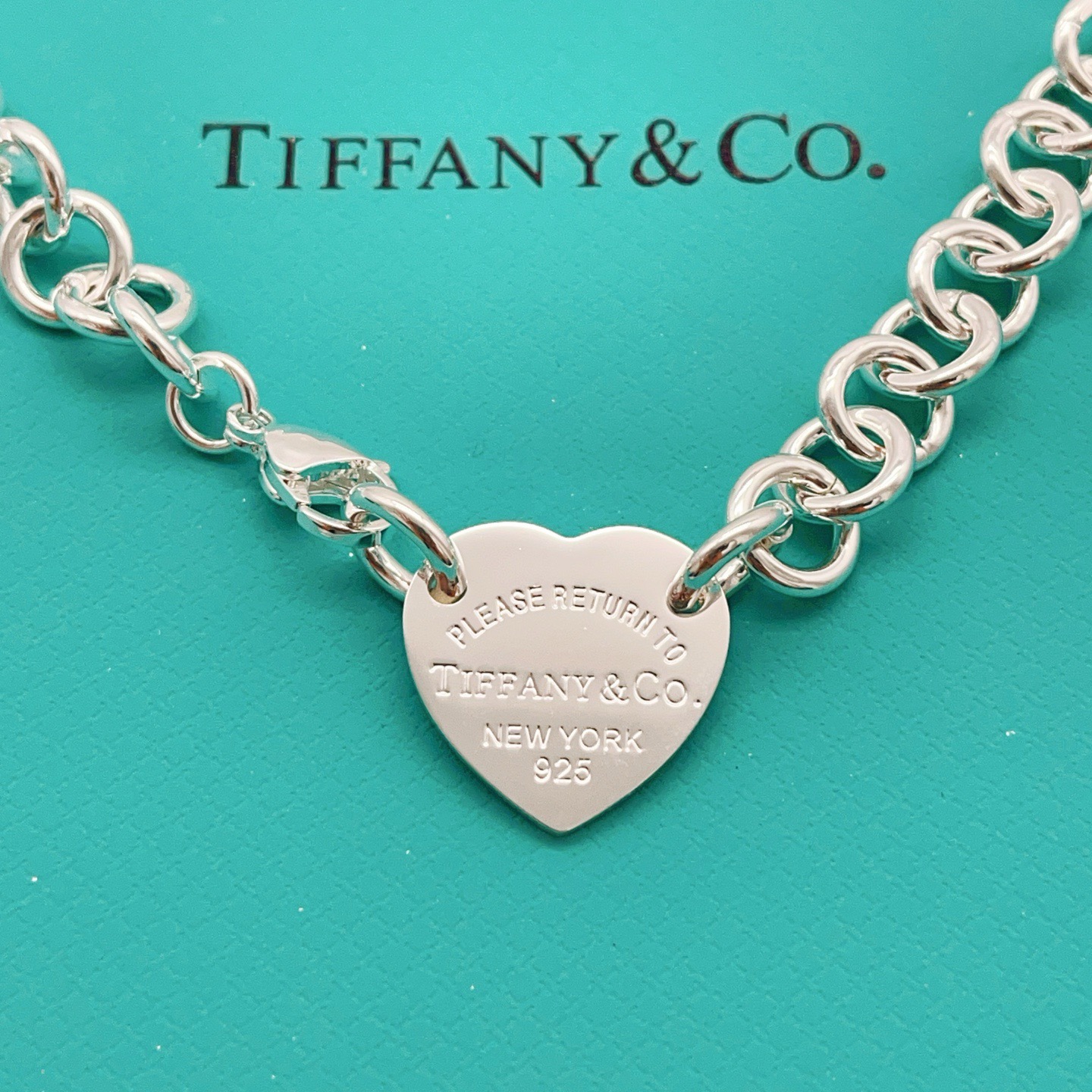 【Tiffany*帝芙尼最新款🆕🆕银色光面爱心项链】一致官网黄铜材质，非常的上镜‼️设计很特别值得入手。