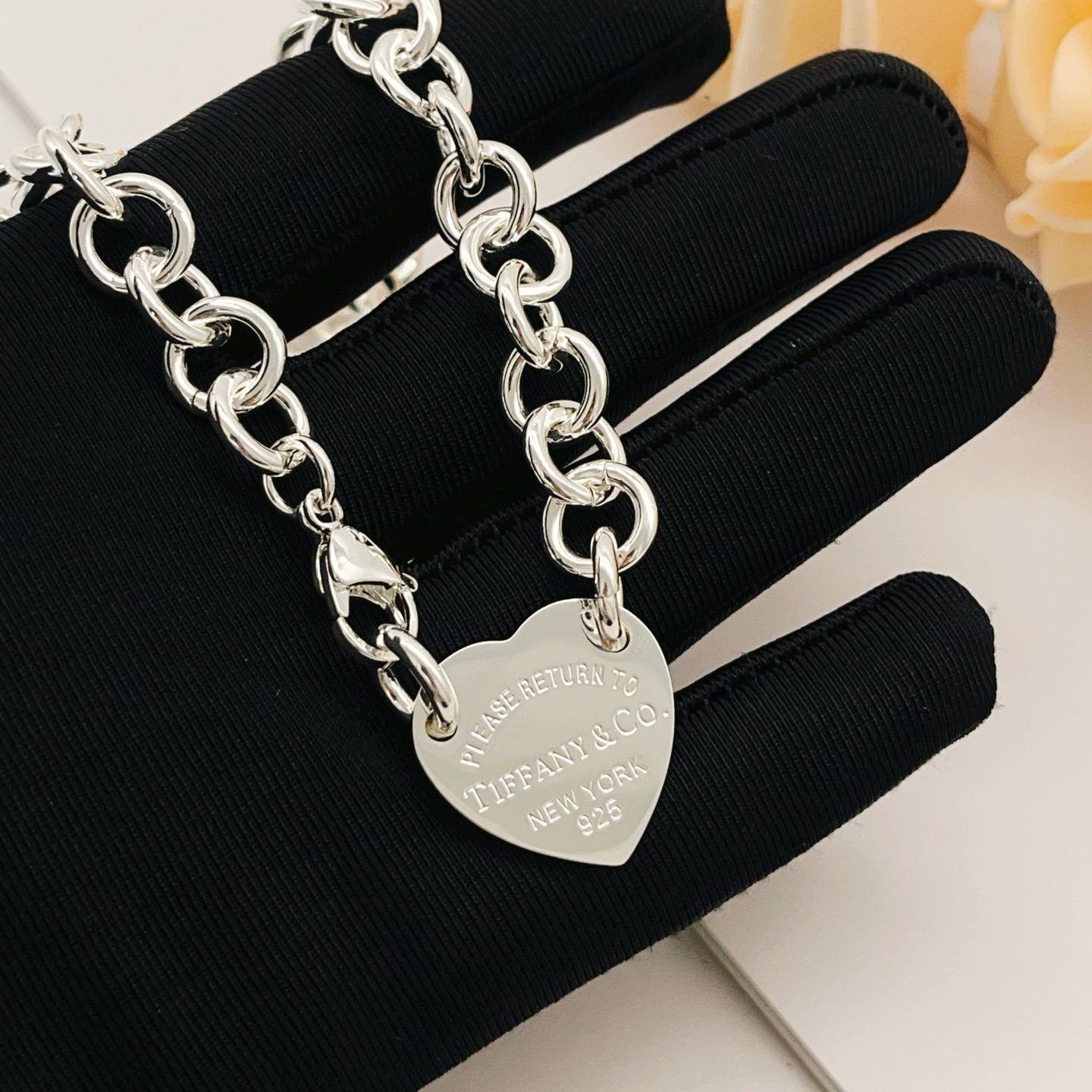 【Tiffany*帝芙尼最新款🆕🆕银色光面爱心项链】一致官网黄铜材质，非常的上镜‼️设计很特别值得入手。