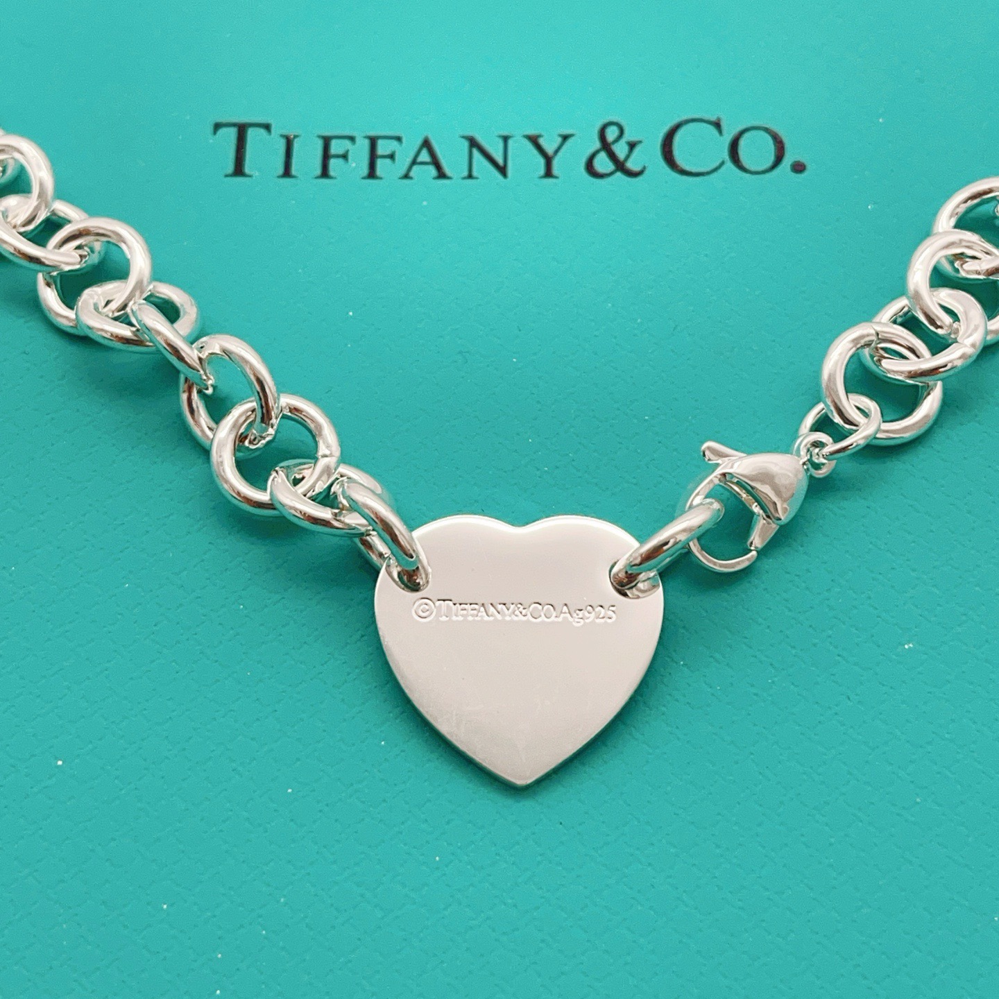 【Tiffany*帝芙尼最新款🆕🆕银色光面爱心项链】一致官网黄铜材质，非常的上镜‼️设计很特别值得入手。
