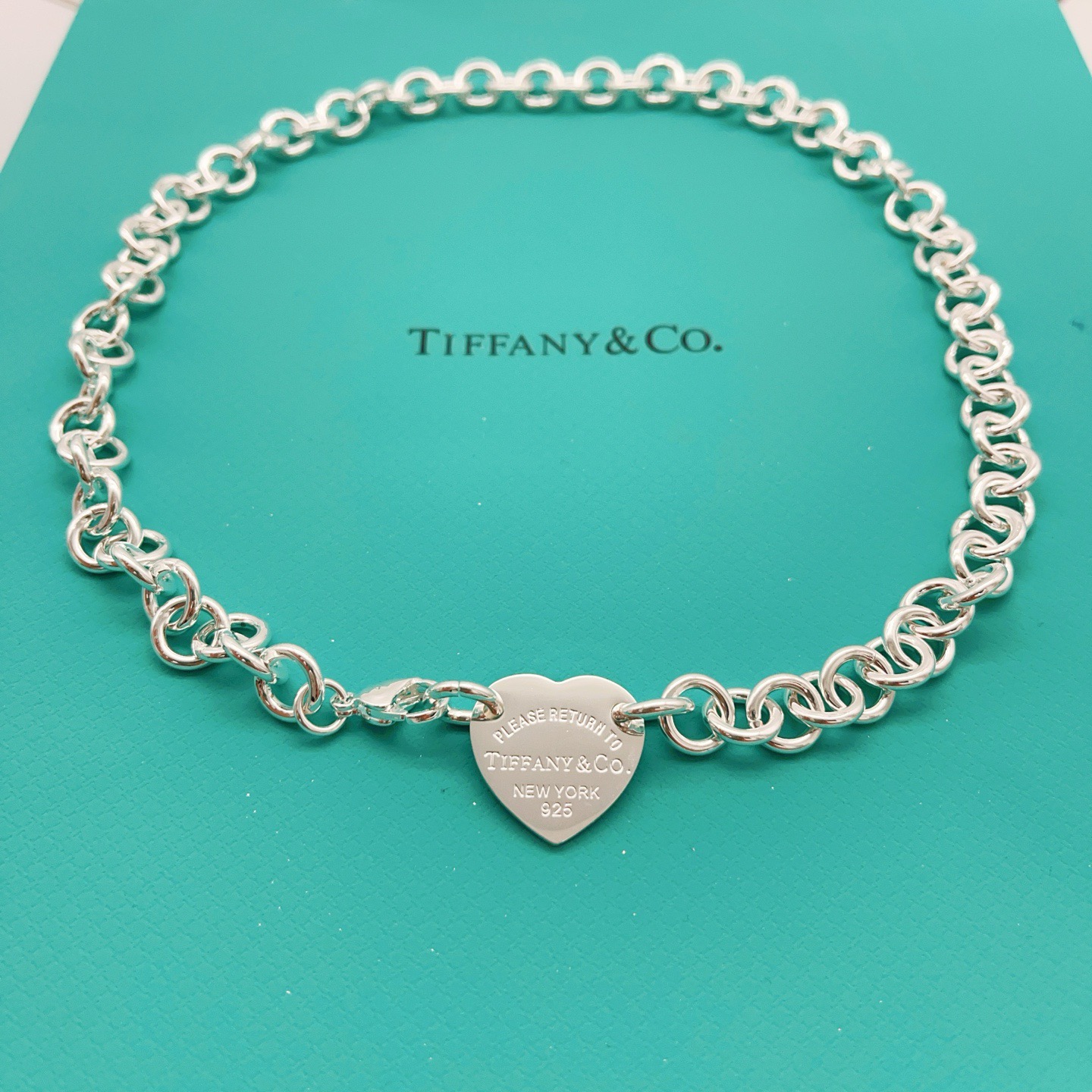 【Tiffany*帝芙尼最新款🆕🆕银色光面爱心项链】一致官网黄铜材质，非常的上镜‼️设计很特别值得入手。