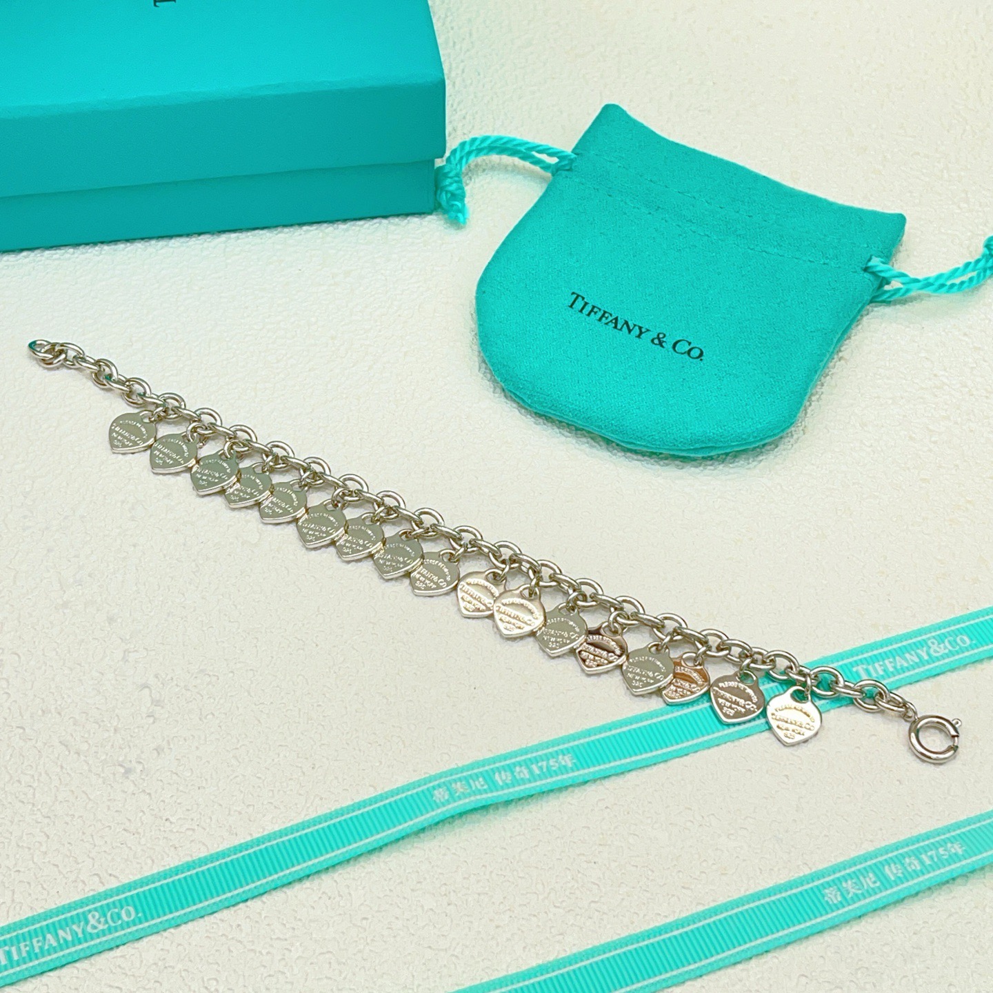 【Tiffany*帝芙尼最新款🆕🆕满爱心银色手链】一致官网黄铜材质，非常的上镜‼️设计很特别值得入手。高