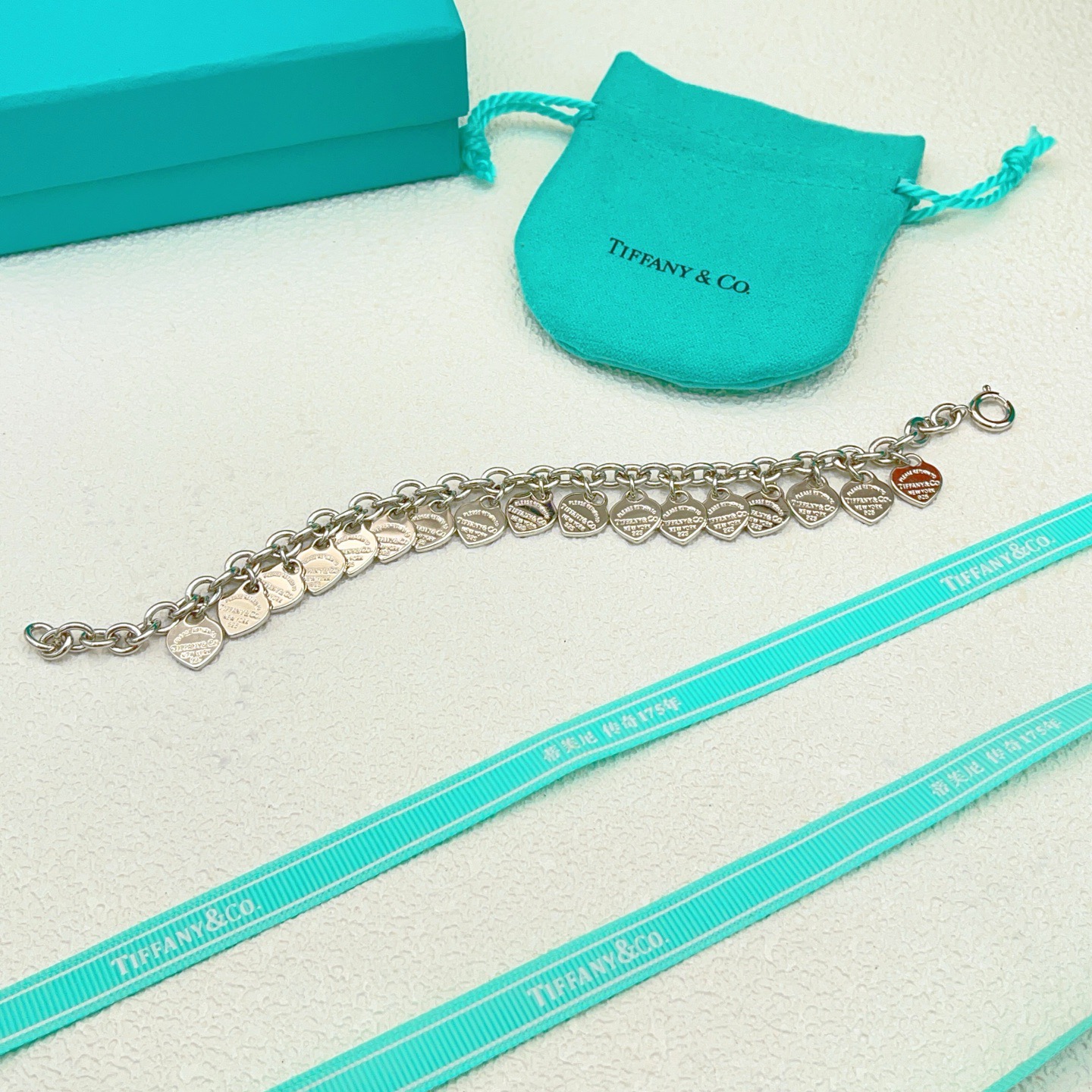 【Tiffany*帝芙尼最新款🆕🆕满爱心银色手链】一致官网黄铜材质，非常的上镜‼️设计很特别值得入手。高