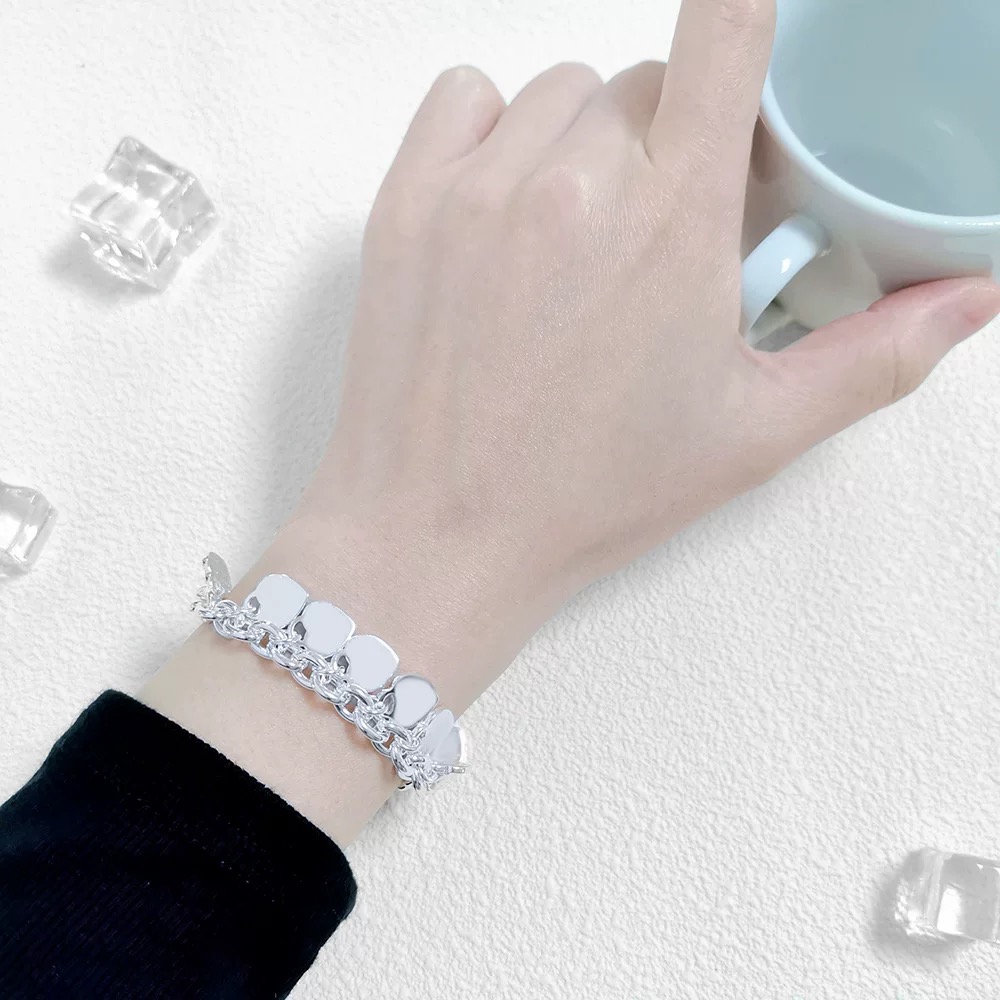 【Tiffany*帝芙尼最新款🆕🆕满爱心银色手链】一致官网黄铜材质，非常的上镜‼️设计很特别值得入手。高