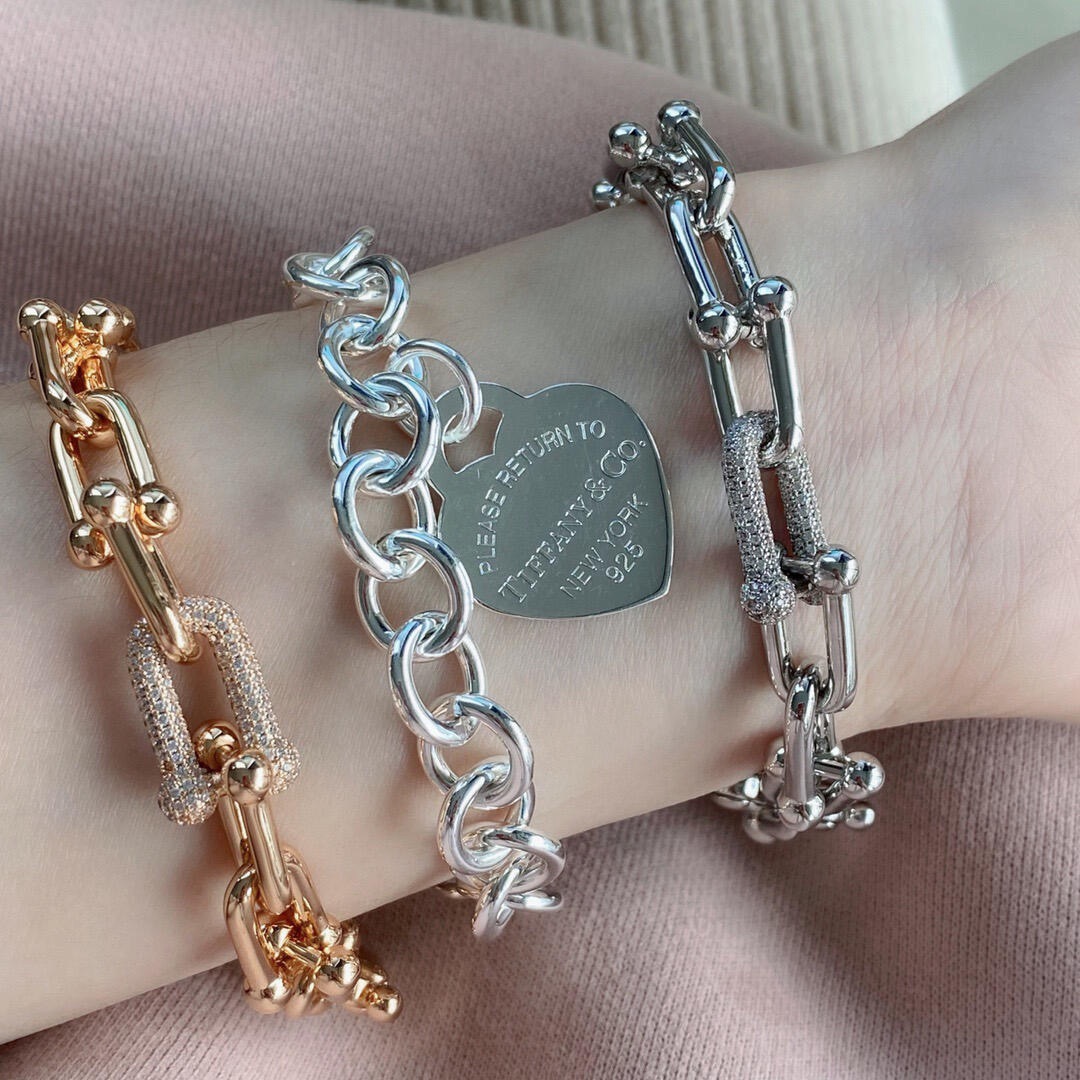 【Tiffany*帝芙尼最新款🆕🆕 U形镶钻金色手链】一致官网黄铜材质，非常的上镜‼️设计很特别值得入手