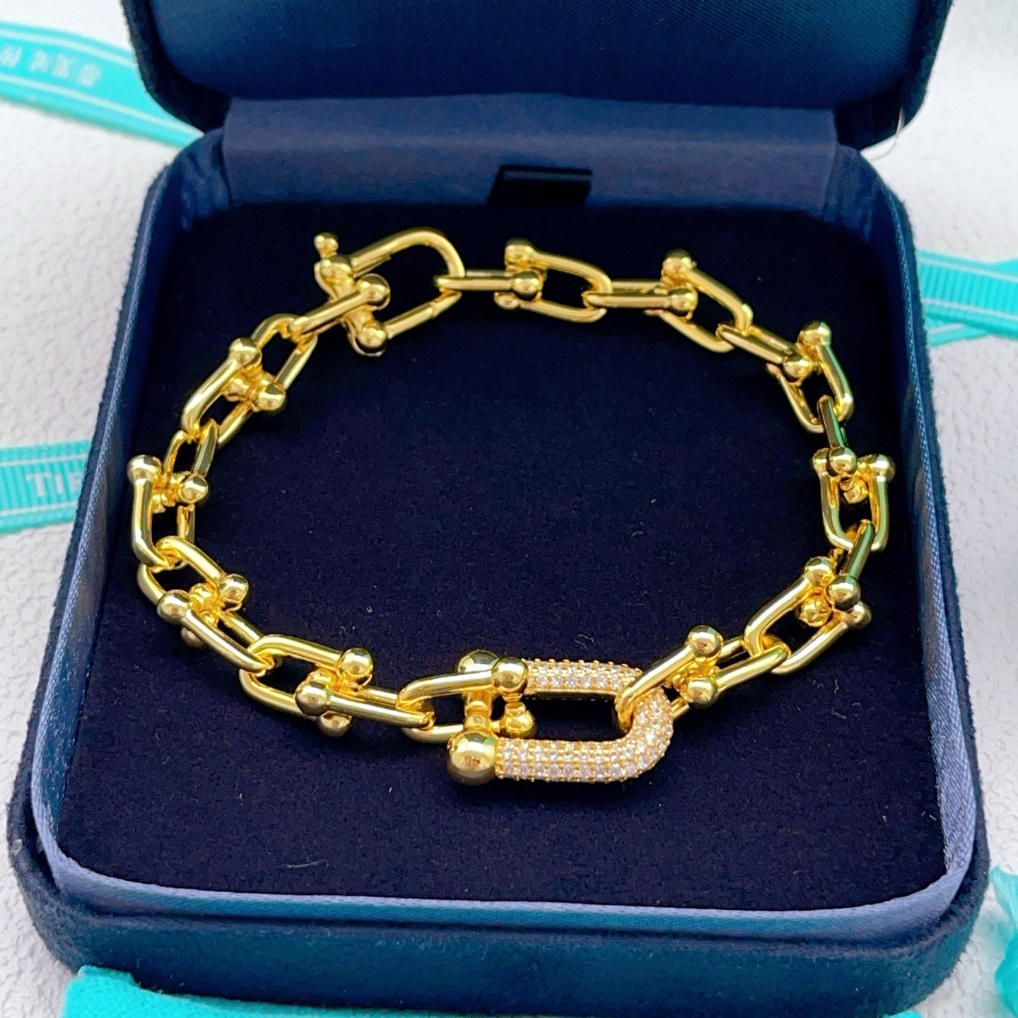 【Tiffany*帝芙尼最新款🆕🆕 U形镶钻金色手链】一致官网黄铜材质，非常的上镜‼️设计很特别值得入手