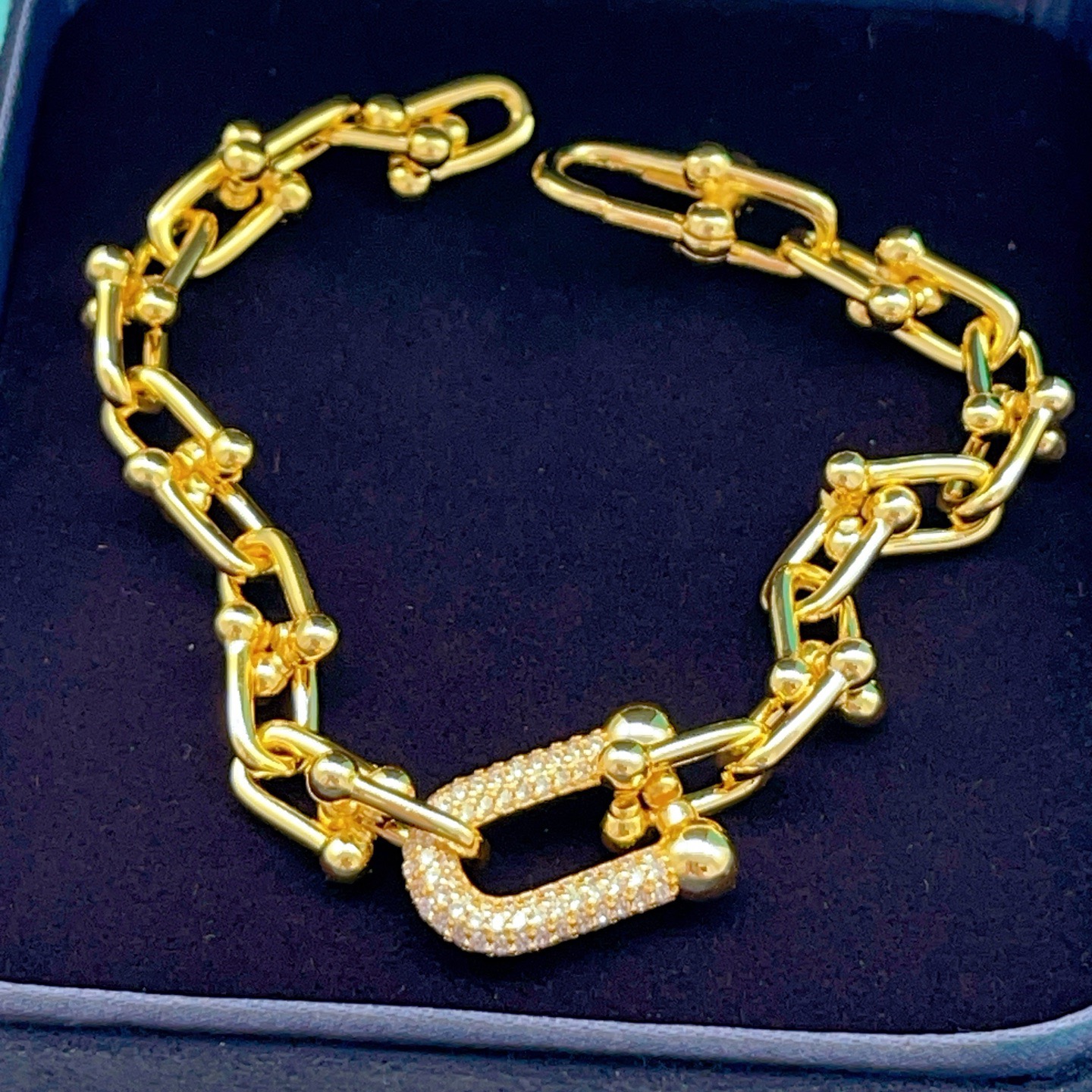 【Tiffany*帝芙尼最新款🆕🆕 U形镶钻金色手链】一致官网黄铜材质，非常的上镜‼️设计很特别值得入手