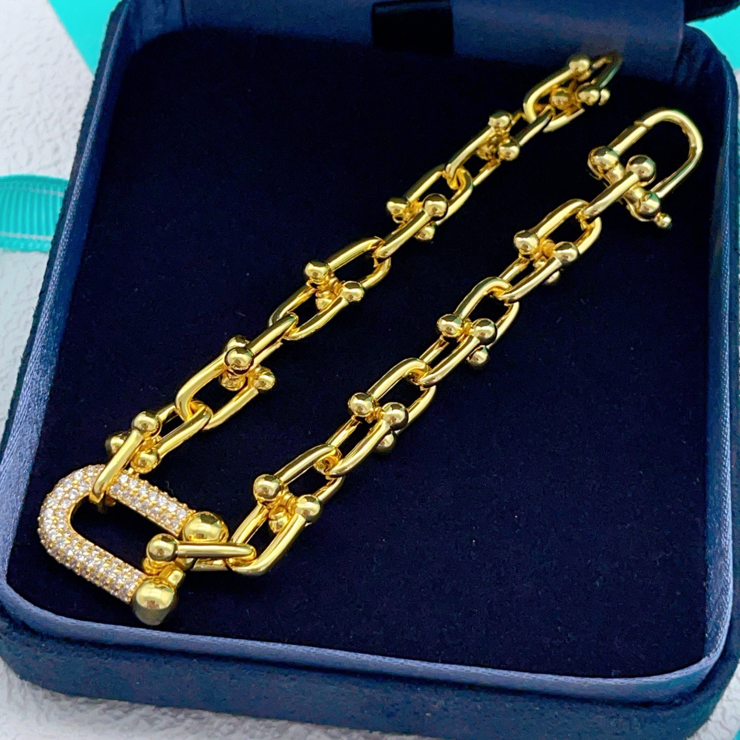 【Tiffany*帝芙尼最新款🆕🆕 U形镶钻金色手链】一致官网黄铜材质，非常的上镜‼️设计很特别值得入手