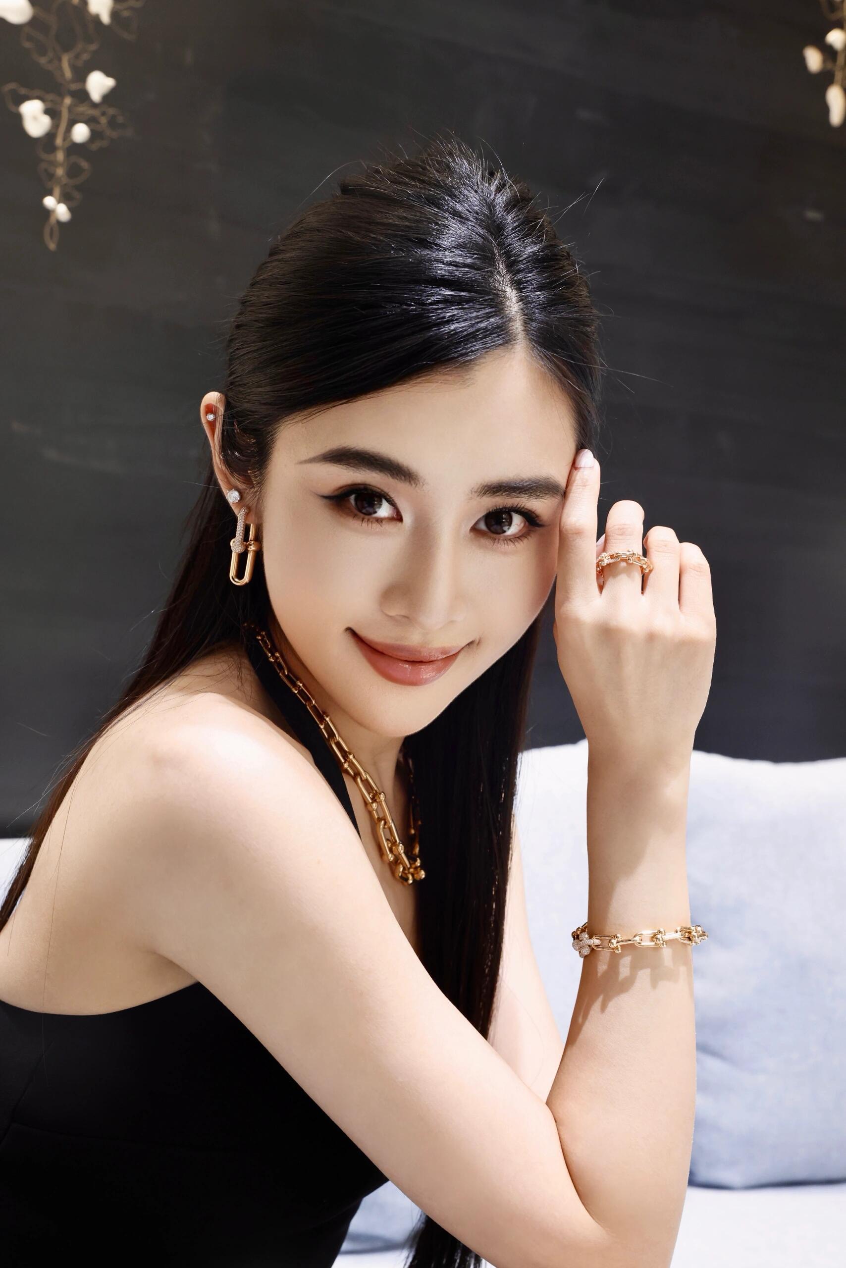 【Tiffany*帝芙尼最新款🆕🆕 U形镶钻金色手链】一致官网黄铜材质，非常的上镜‼️设计很特别值得入手