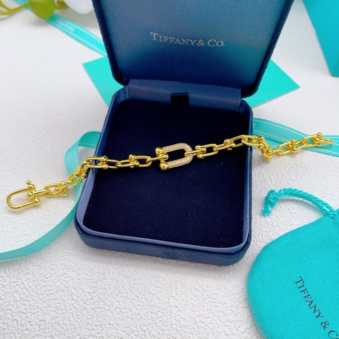 【Tiffany*帝芙尼最新款🆕🆕 U形镶钻金色手链】一致官网黄铜材质，非常的上镜‼️设计很特别值得入手