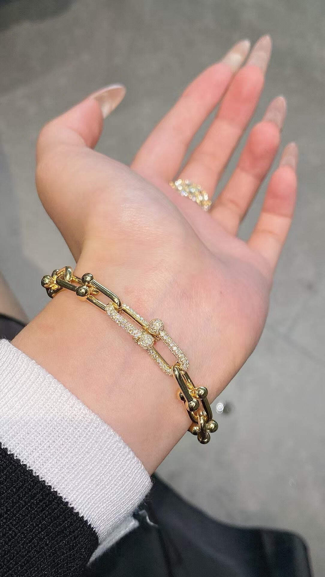 【Tiffany*帝芙尼最新款🆕🆕 U形镶钻金色手链】一致官网黄铜材质，非常的上镜‼️设计很特别值得入手