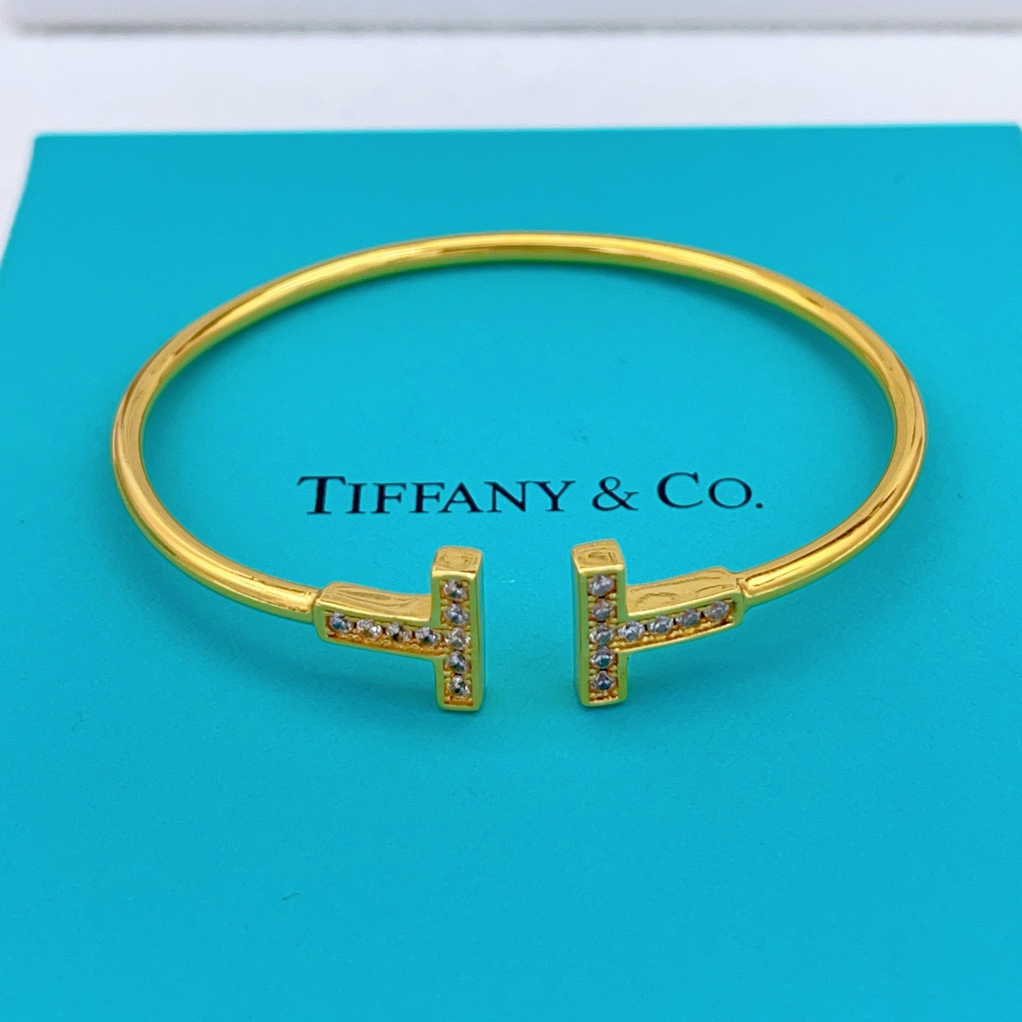 【Tiffany*帝芙尼最新款🆕🆕金色镶钻双T手镯】一致官网黄铜材质，非常的上镜‼️设计很特别值得入手。