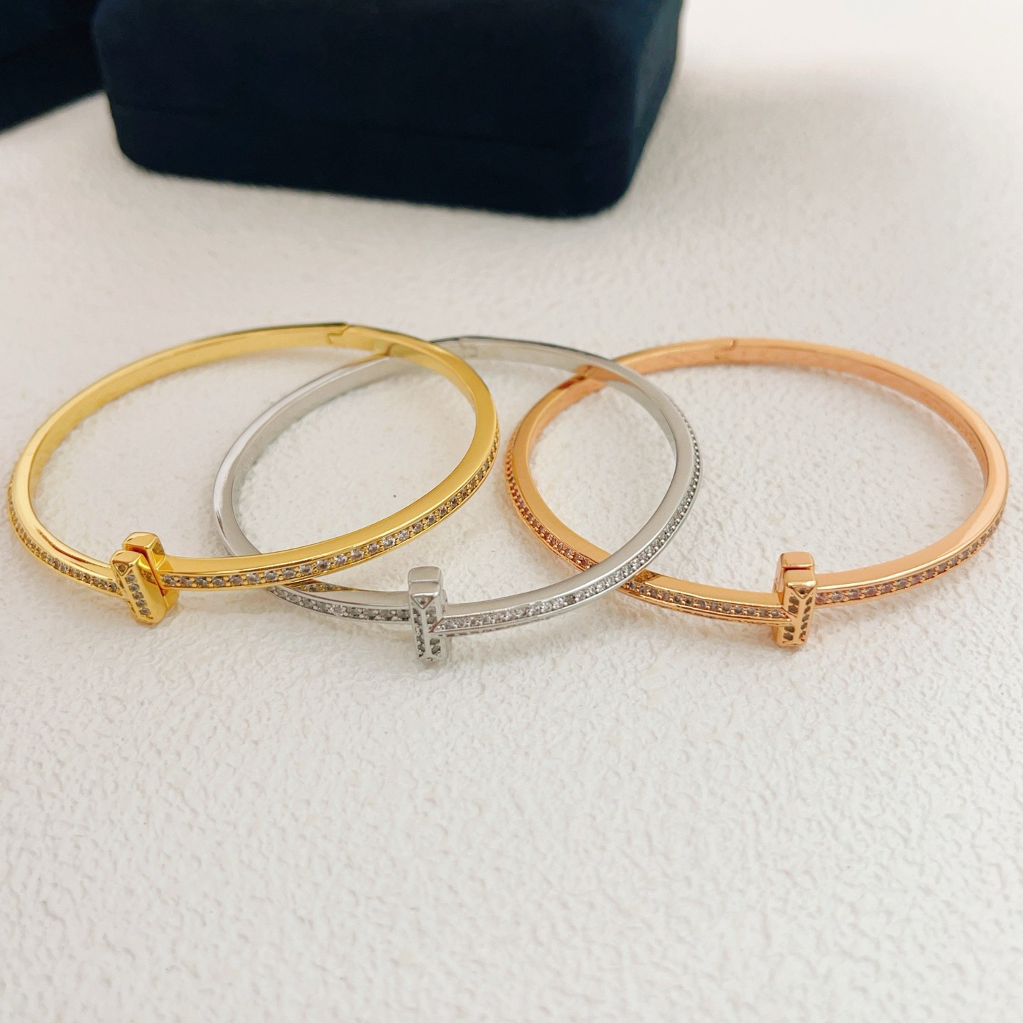 【Tiffany*帝芙尼最新款🆕🆕玫瑰金满钻双T手镯】一致官网黄铜材质，非常的上镜‼️设计很特别值得入手