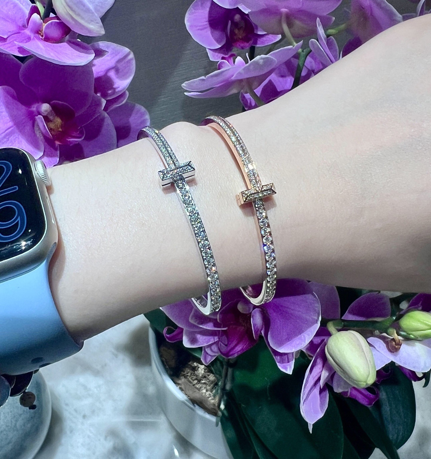 【Tiffany*帝芙尼最新款🆕🆕玫瑰金满钻双T手镯】一致官网黄铜材质，非常的上镜‼️设计很特别值得入手