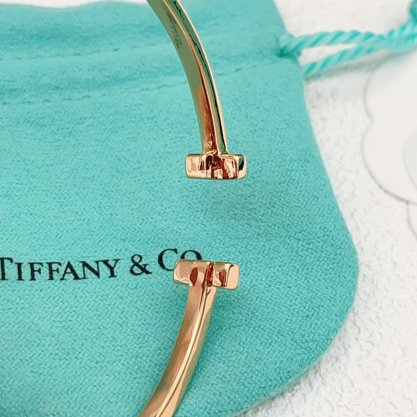 【Tiffany*帝芙尼最新款🆕🆕玫瑰金满钻双T手镯】一致官网黄铜材质，非常的上镜‼️设计很特别值得入手
