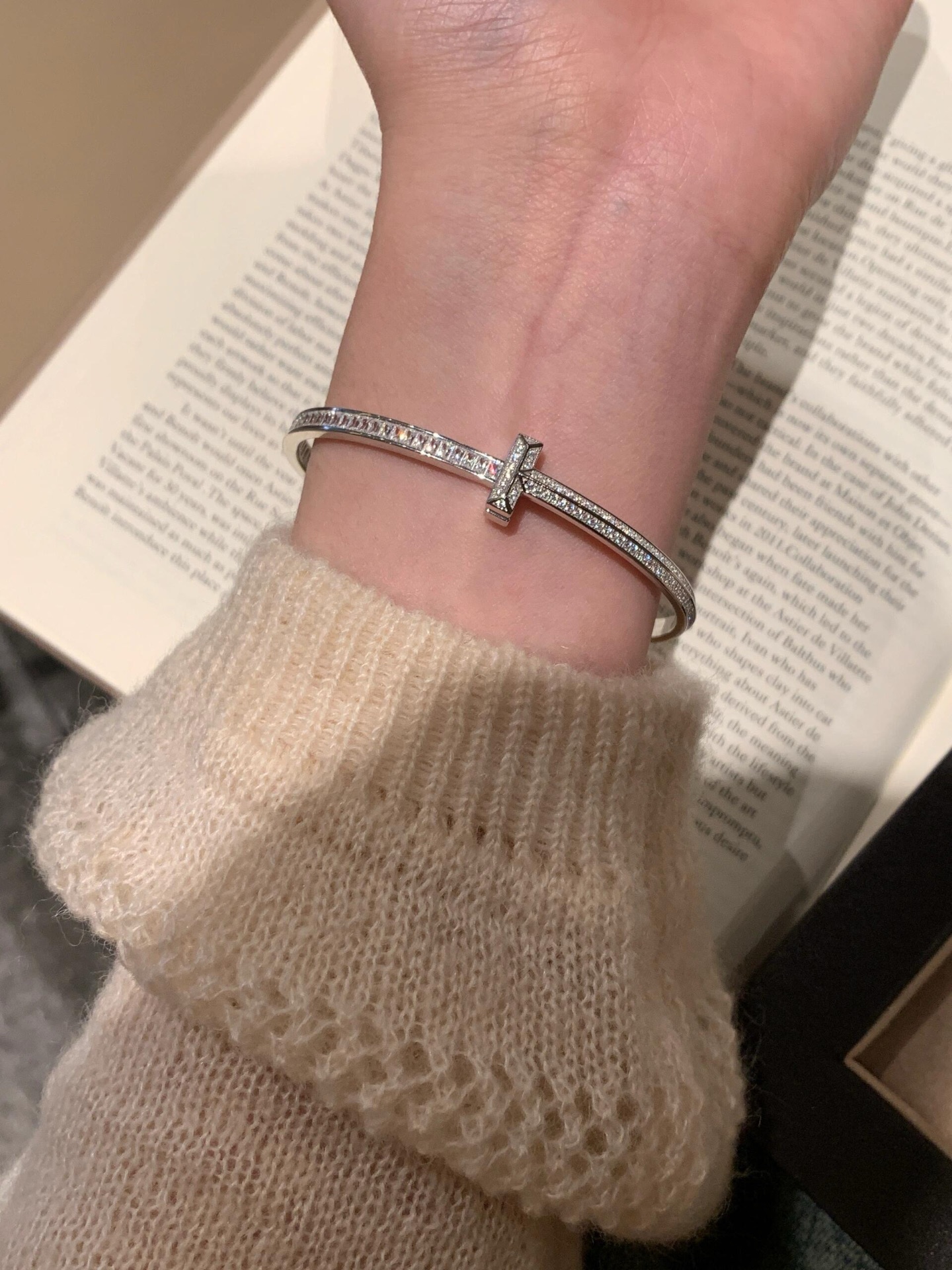 【Tiffany*帝芙尼最新款🆕🆕玫瑰金满钻双T手镯】一致官网黄铜材质，非常的上镜‼️设计很特别值得入手