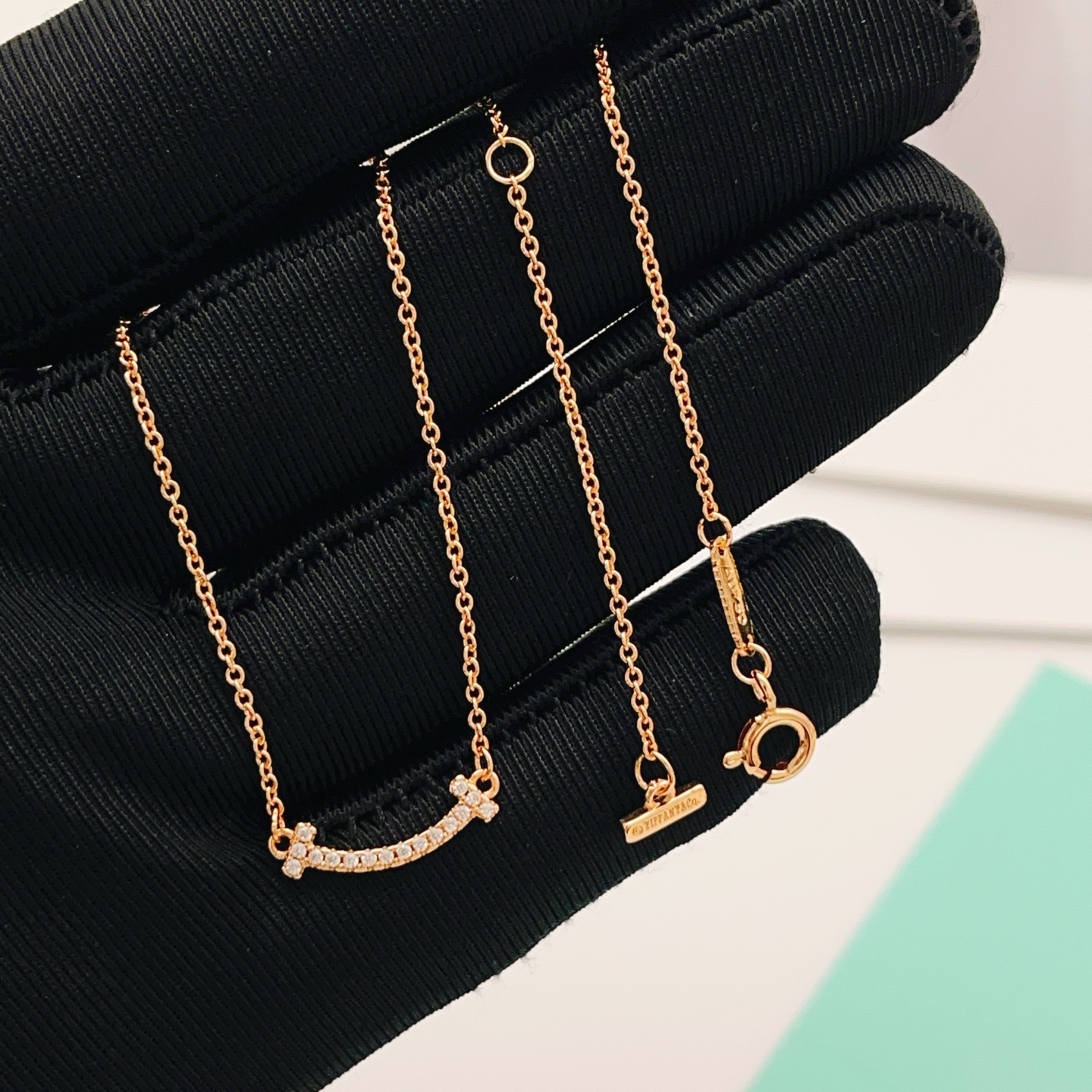 【Tiffany*帝芙尼最新款🆕🆕笑脸玫瑰金小号项链】一致官网黄铜材质，非常的上镜‼️设计很特别值得入手