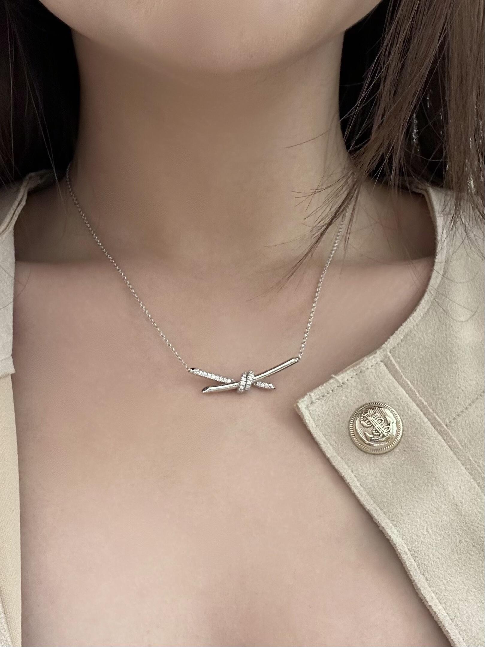 【Tiffany*帝芙尼最新款🆕🆕白钻蝴蝶结银色项链】一致官网黄铜材质，非常的上镜‼️设计很特别值得入手