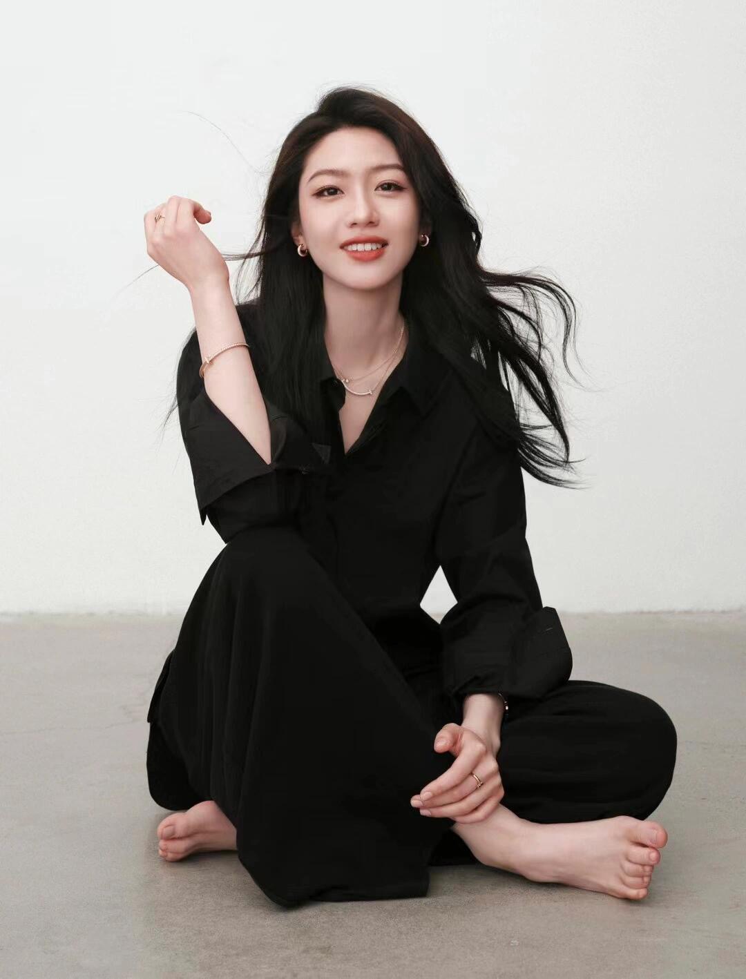 【Tiffany*帝芙尼最新款🆕🆕笑脸满天星金色项链】一致官网黄铜材质，非常的上镜‼️设计很特别值得入手