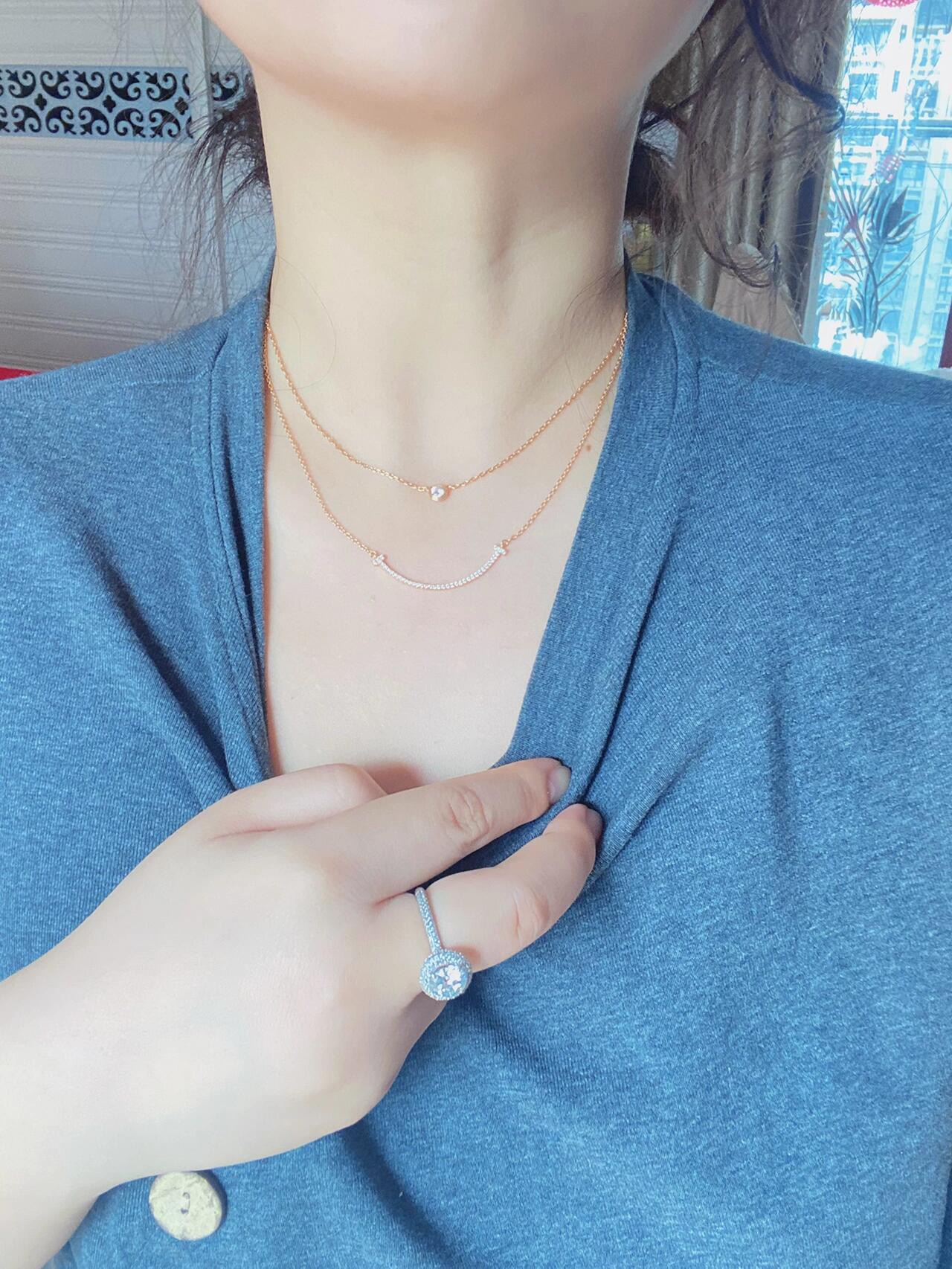 【Tiffany*帝芙尼最新款🆕🆕笑脸满天星金色项链】一致官网黄铜材质，非常的上镜‼️设计很特别值得入手